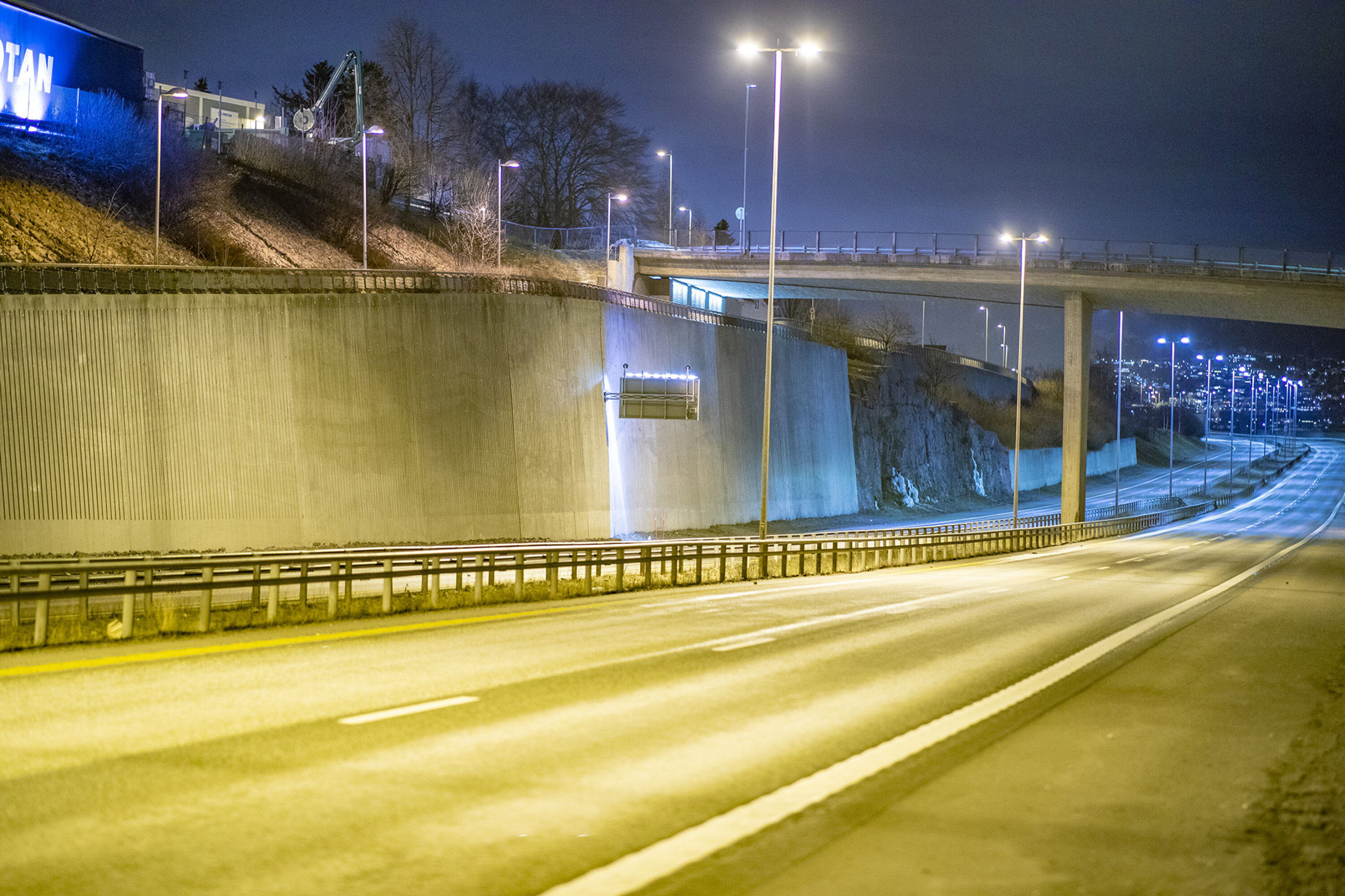ÅSTEDET: Det er her på Brakerøya den livsfarlige aktiviteten foregår med steinkasting ned på biler som passerer på motorveien.