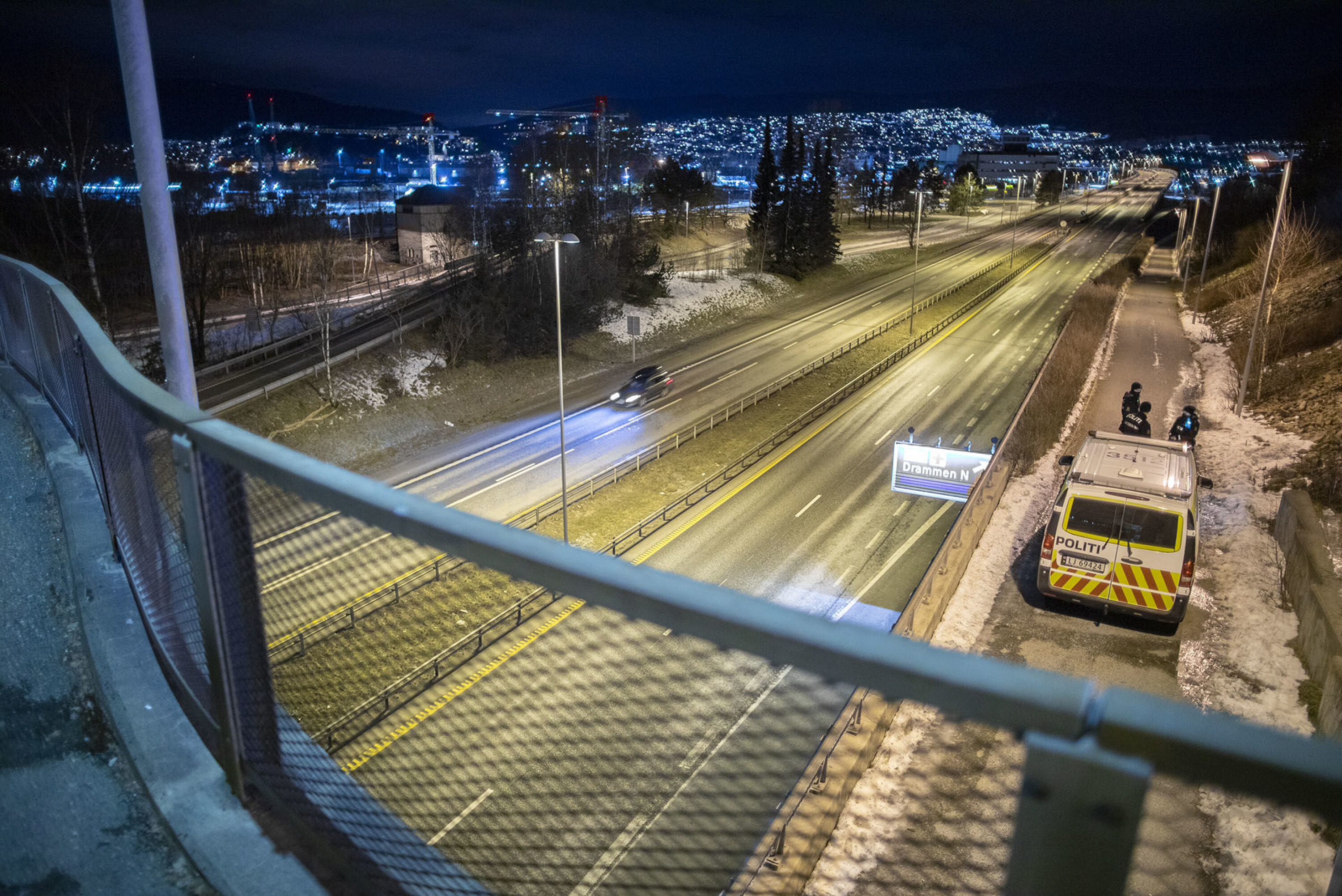BRAKERØYA: Steinkastingen foregår fra brua som går tvers over E18 like nord for motorveibrua.
