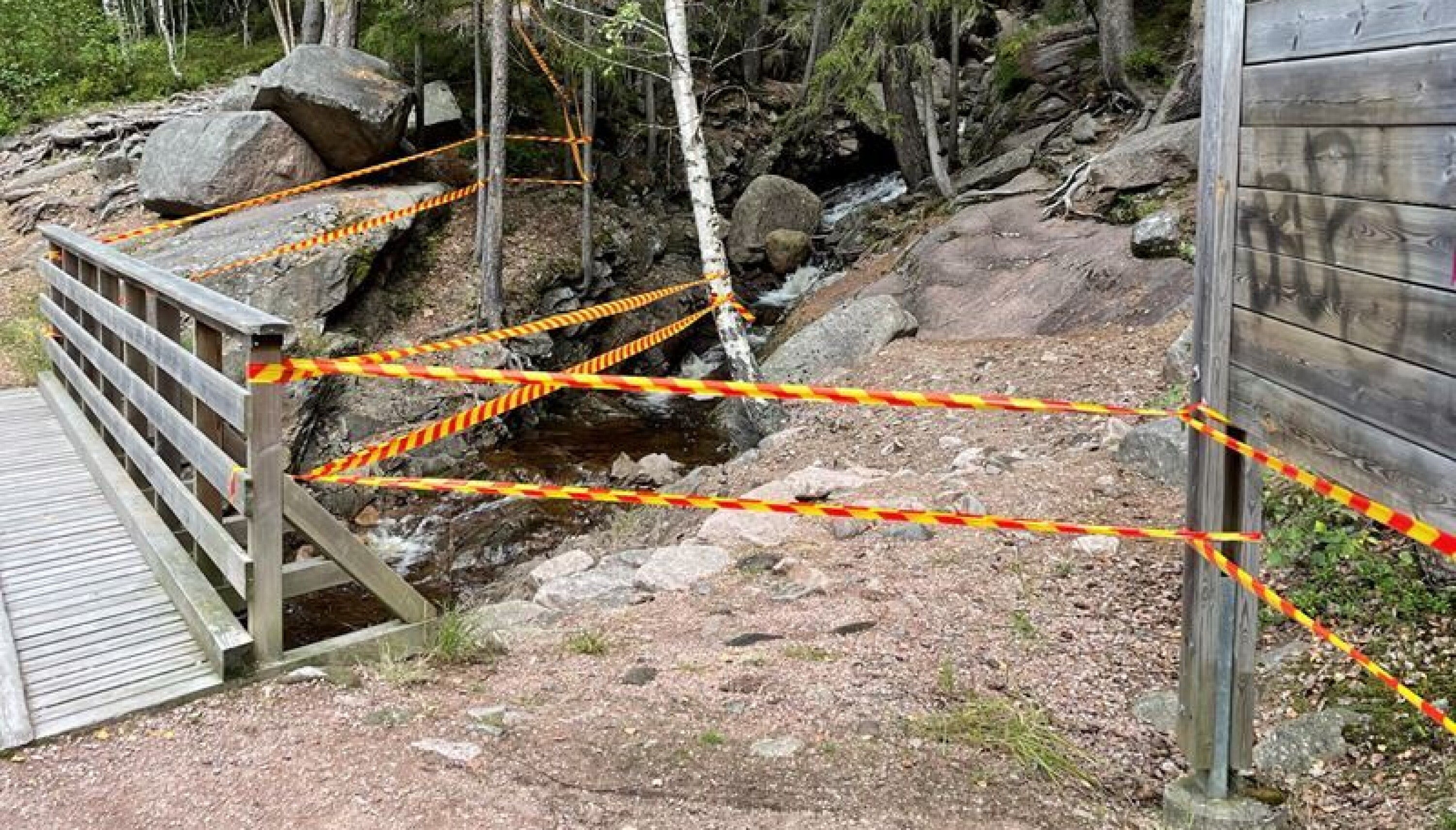 STENGT: Kommunen har nå sperret av inngangen til juvet.