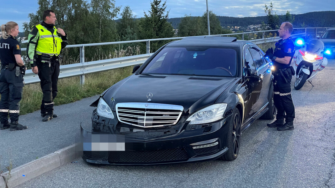 KRASJET: Bilen, en ombygd Mercedes S500, hadde skader på frontfanger, forskjerm og panser.