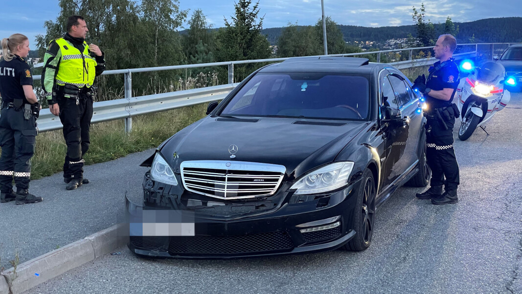 KRASJET: Bilen, en ombygd Mercedes S500, hadde skader på frontfanger, forskjerm og panser. KRASJET: Bilen, en ombygd Mercedes S500, hadde skader på frontfanger, forskjerm og panser.