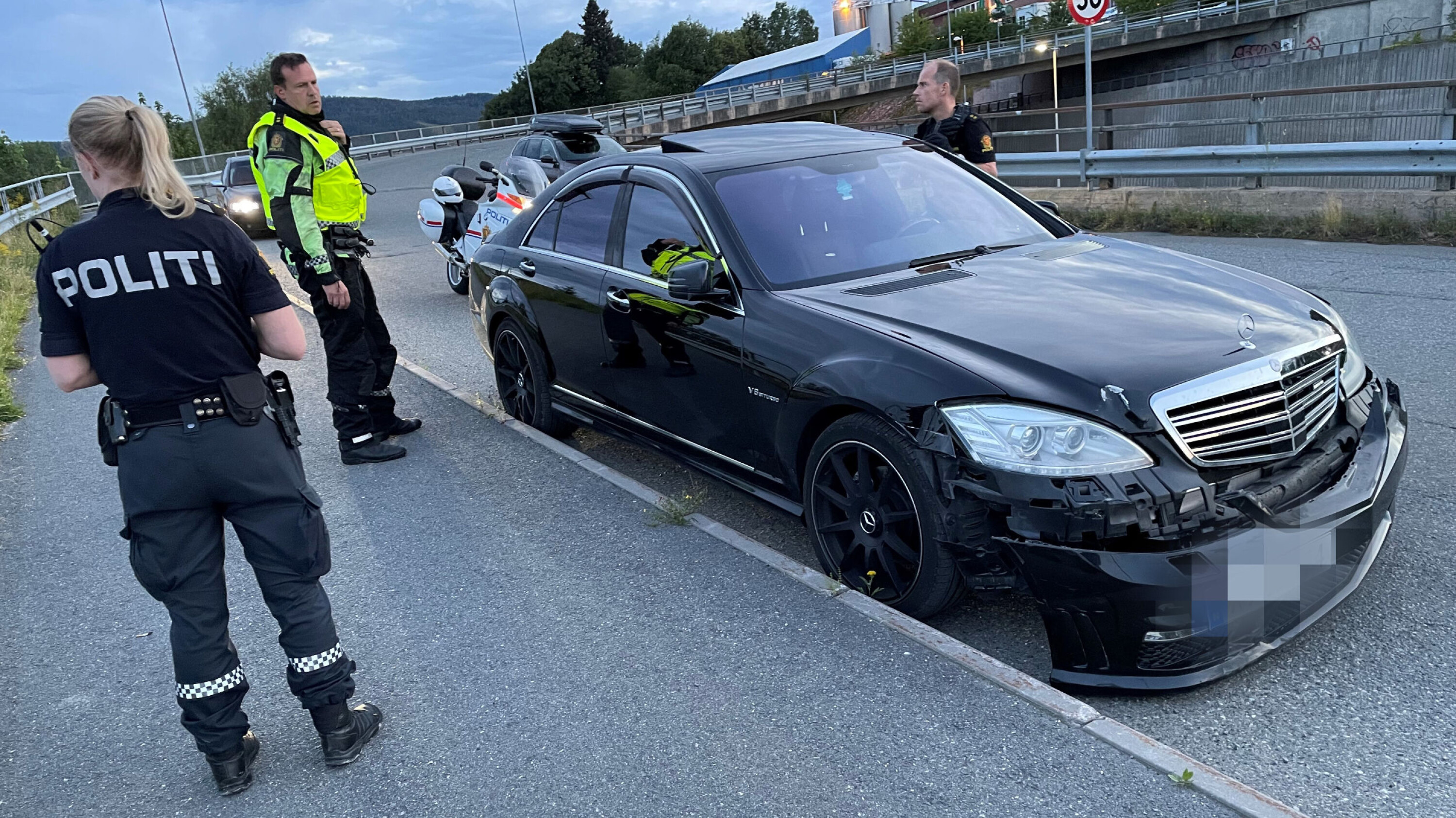 Fant krasjet million-Mercedes hensatt midt i veien