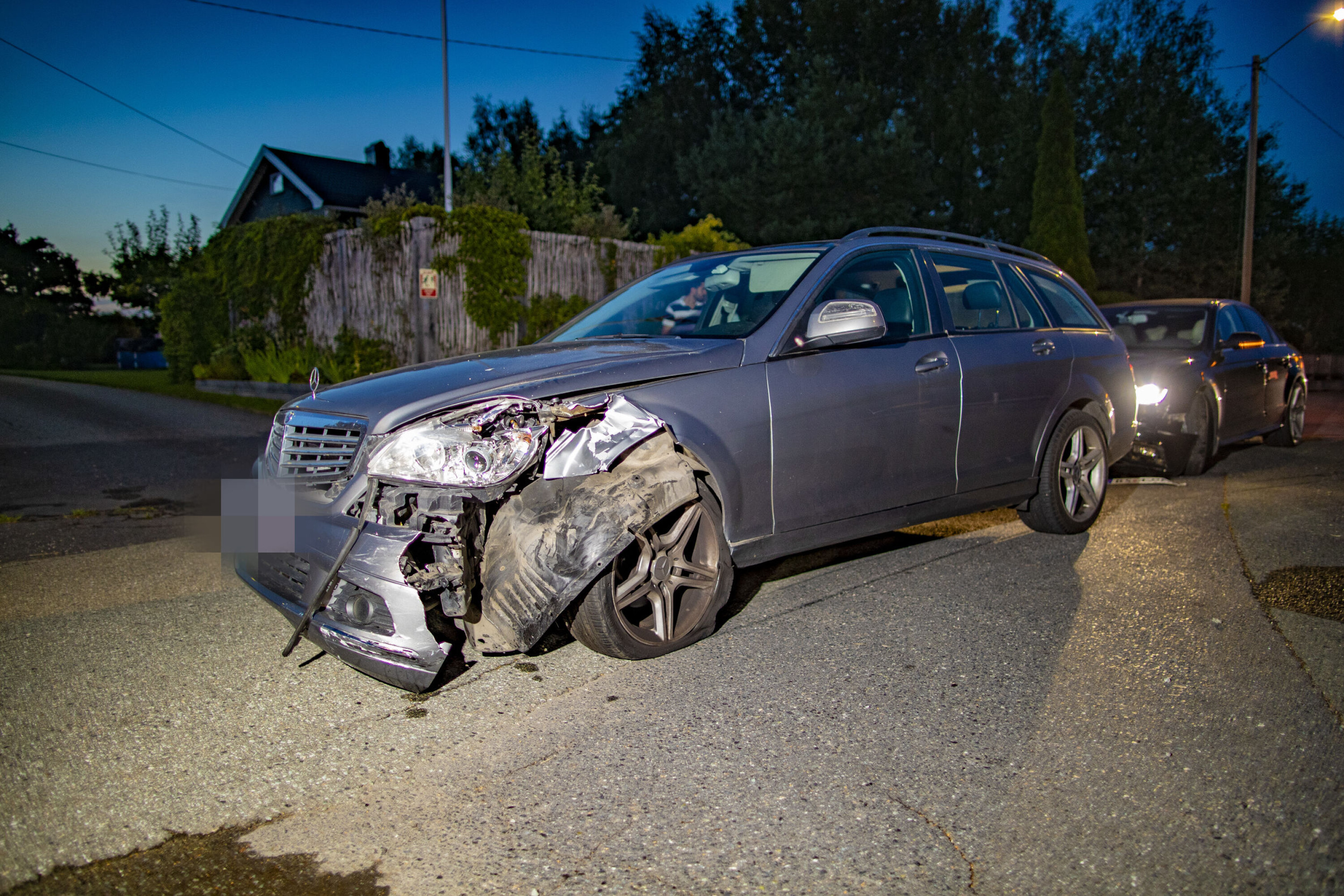 UKJØRBAR: En Mercedes og en Audi måtte begge hentes av bilberging.