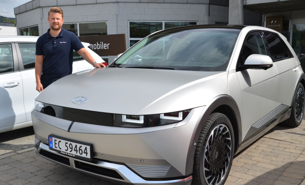 SKILLER SEG UT: Hyundai Ioniq 5 har fått et særpreget design som mange opplever som en vellykket miks av fremtid og retro. – Salgstallene for Hyundai Ioniq 5 bare øker for hver eneste måned som går, fastslår Espen Bagroen hos Birger N. Haug på Kjellstad. SKILLER SEG UT: Hyundai Ioniq 5 har fått et særpreget design som mange opplever som en vellykket miks av fremtid og retro. – Salgstallene for Hyundai Ioniq 5 bare øker for hver eneste måned som går, fastslår Espen Bagroen hos Birger N. Haug på Kjellstad.