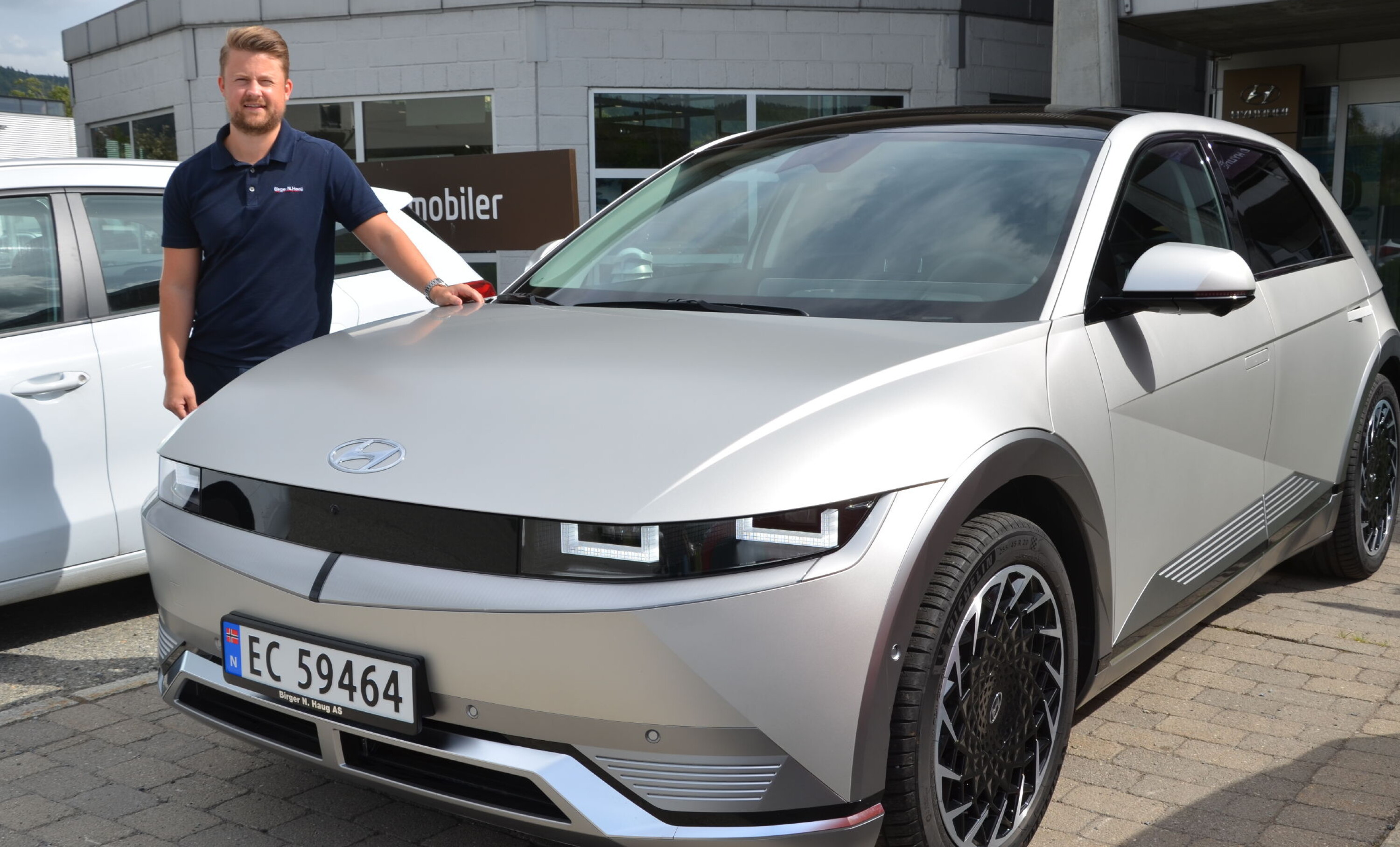 SKILLER SEG UT: Hyundai Ioniq 5 har fått et særpreget design som mange opplever som en vellykket miks av fremtid og retro. – Salgstallene for Hyundai Ioniq 5 bare øker for hver eneste måned som går, fastslår Espen Bagroen hos Birger N. Haug på Kjellstad.
