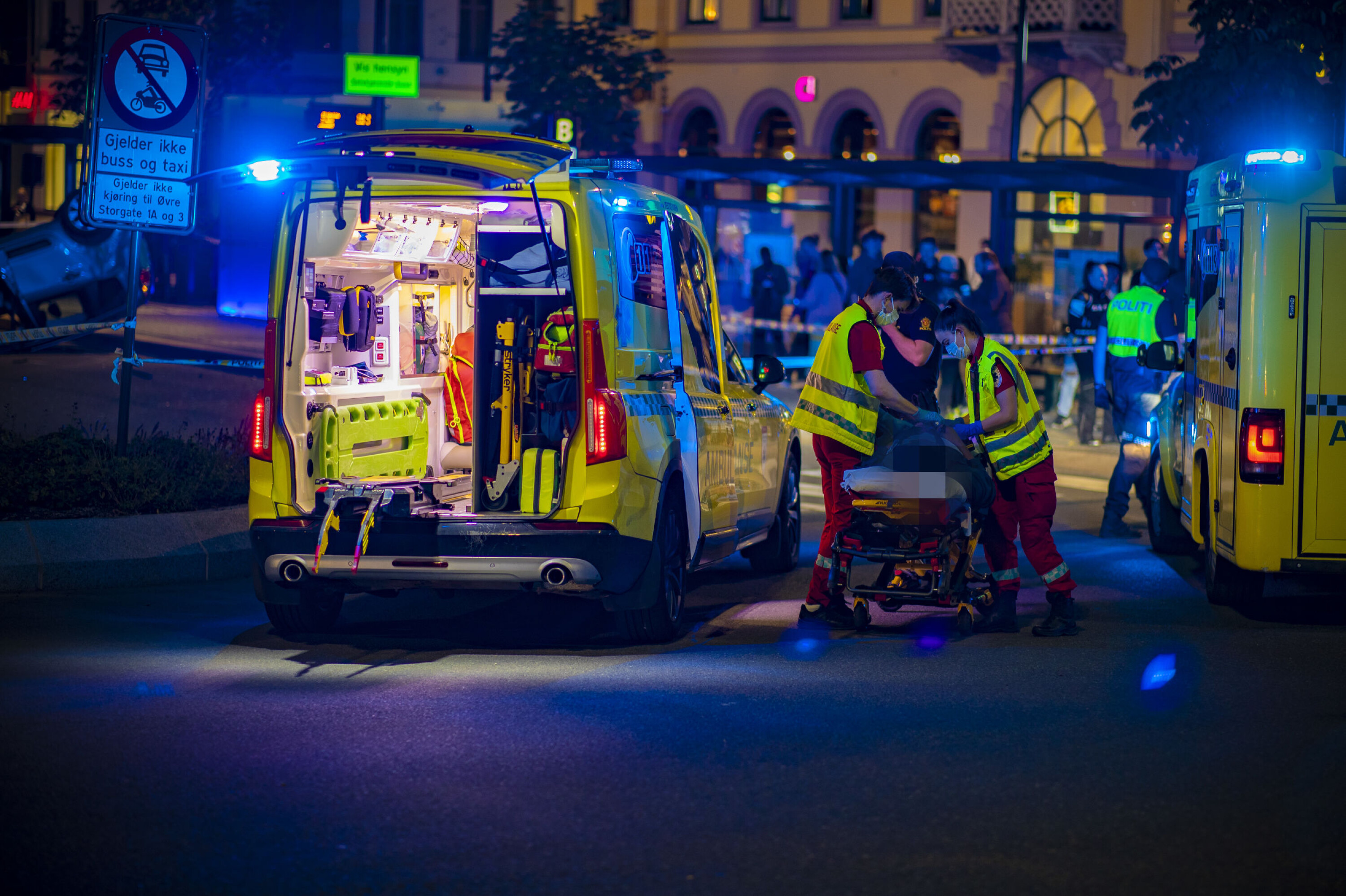 LAGT PÅ BÅRE OG FRAKTET SYKEHUS: Passasjeren i bilen som stakk fra politiet.