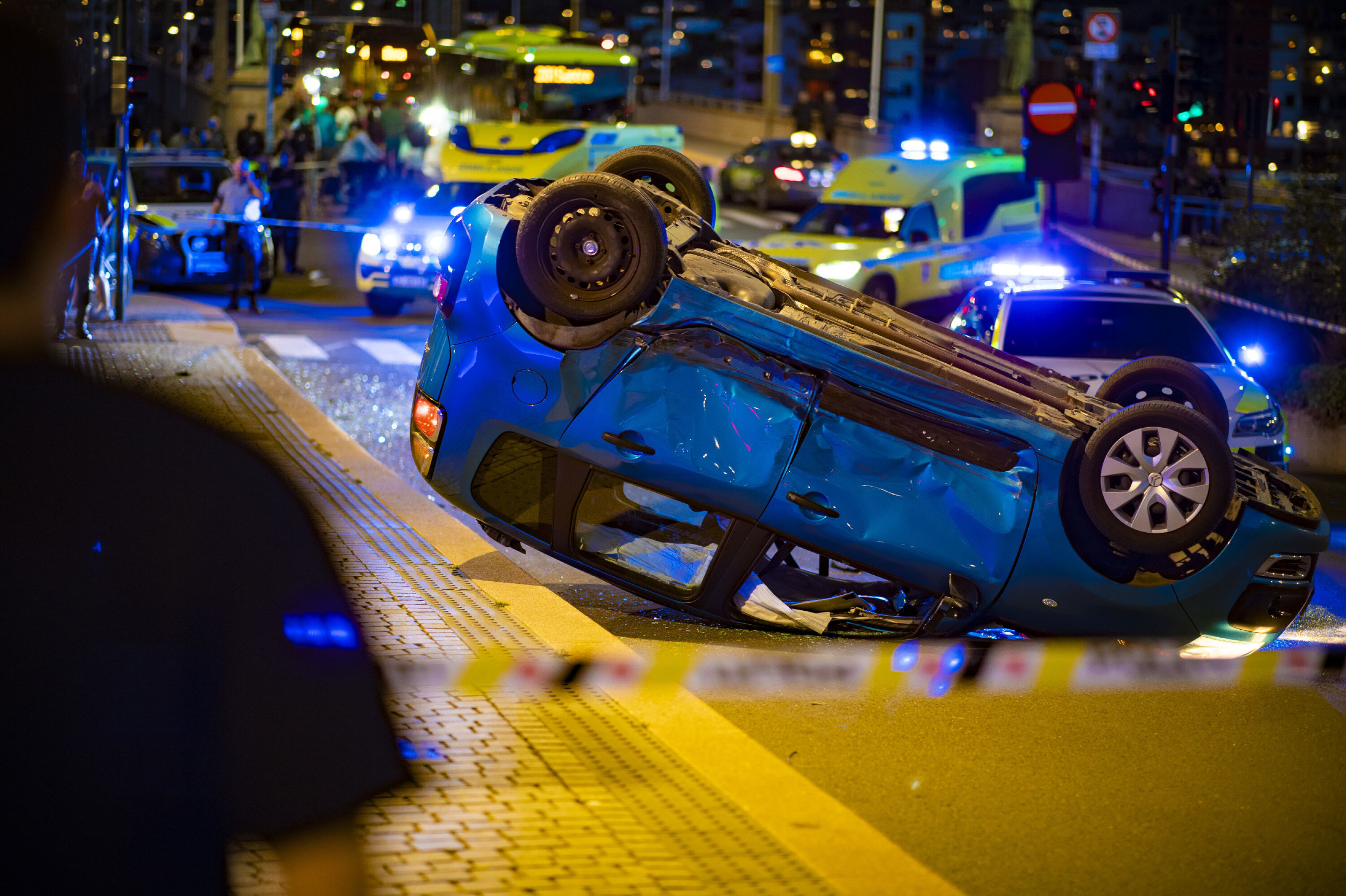 Krasjet og landet på taket på torget etter biljakt gjennom sentrum