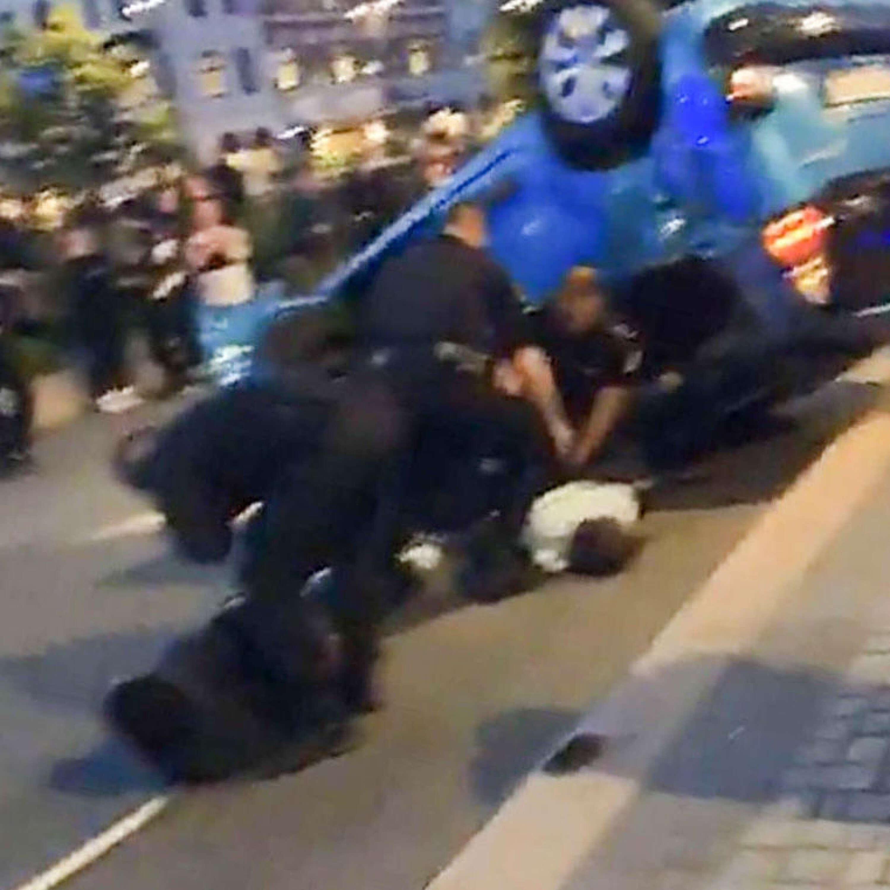 LAGT I JERN: Her blir de to i bilen arrestert av politiet etter krasjen.