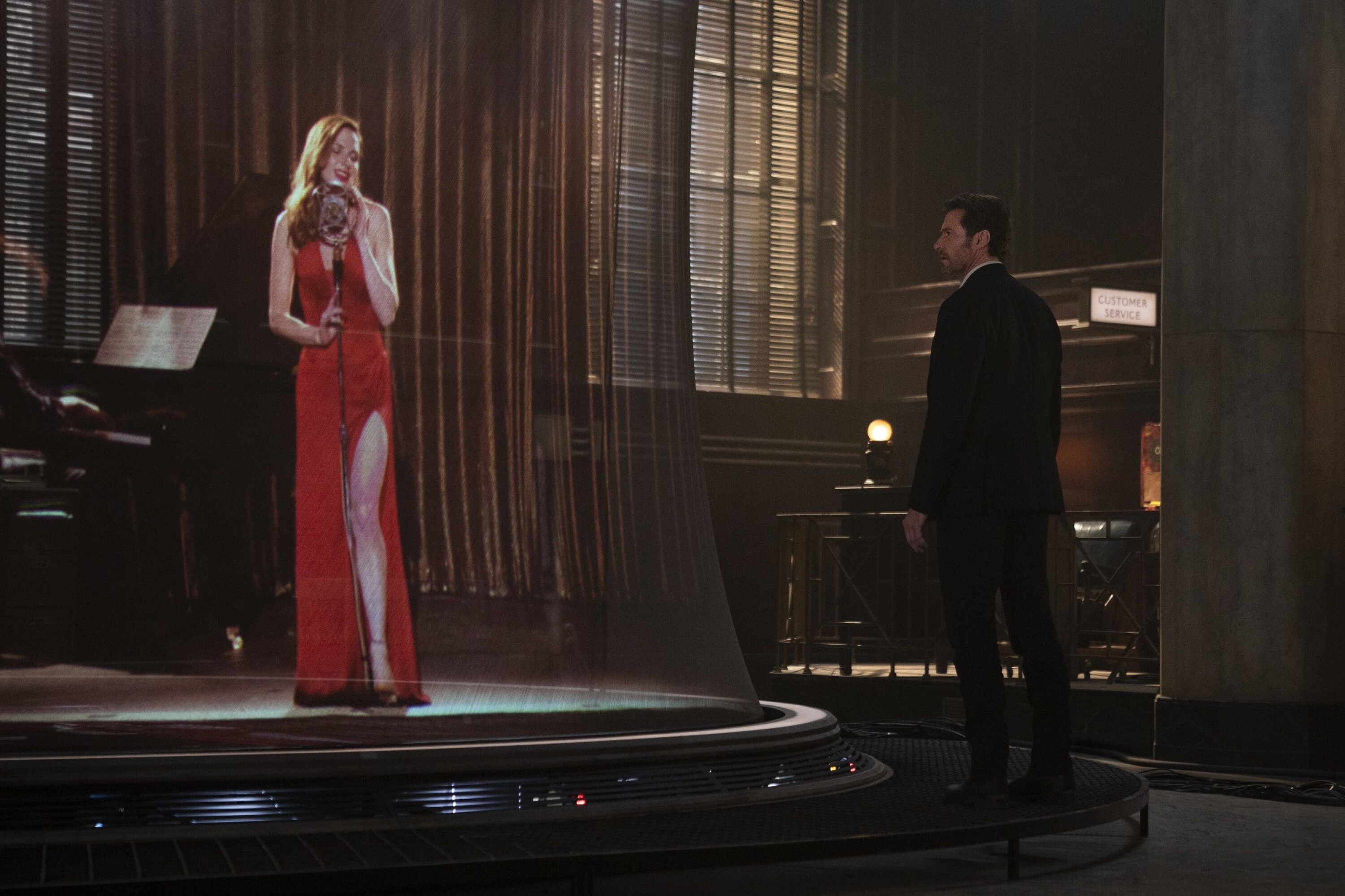 Nick (Hugh Jackman) inspiserer en 3D-prosjektering av Mae (Rebecca Ferguson) fra et minne fra en person liggende i minnemaskinen.