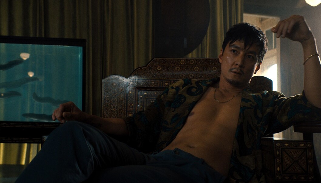 <span class=" italic" data-lab-italic_desktop="italic">Saint Joe (Daniel Wu), en glatt, sjarmerende og brutal rival til Nick fra en utilgivelig kriminell underverden</span> <span class=" italic" data-lab-italic_desktop="italic">Saint Joe (Daniel Wu), en glatt, sjarmerende og brutal rival til Nick fra en utilgivelig kriminell underverden</span>