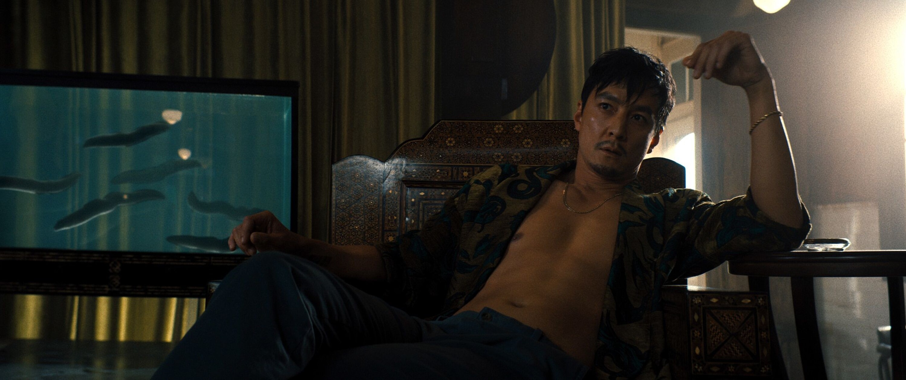 Saint Joe (Daniel Wu), en glatt, sjarmerende og brutal rival til Nick fra en utilgivelig kriminell underverden