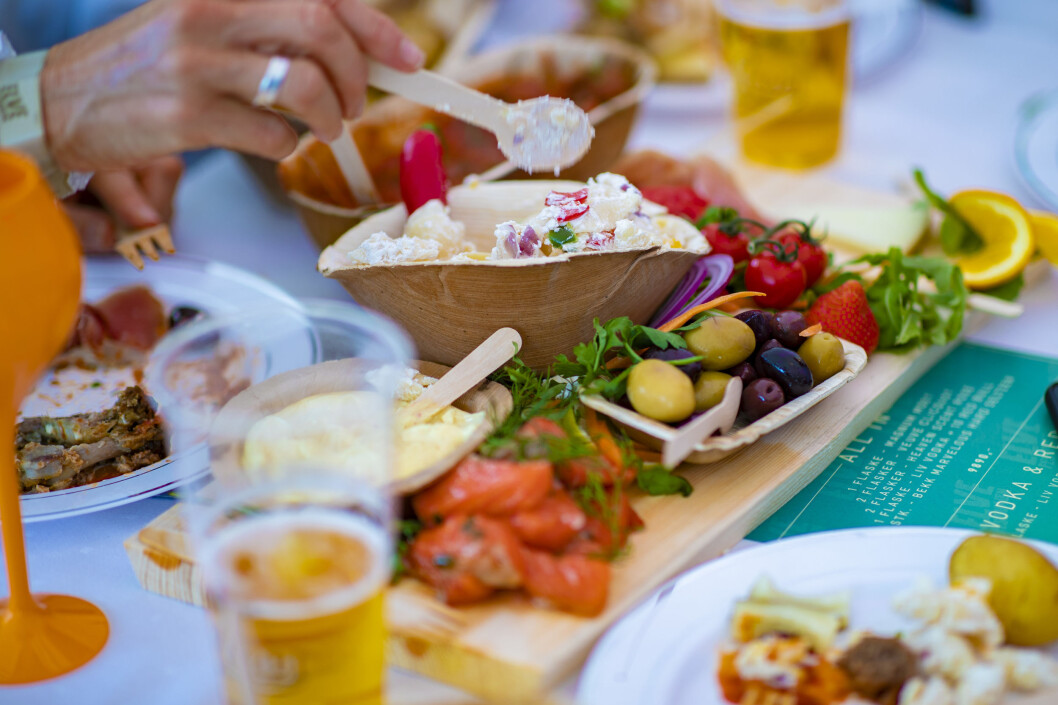 <span class=" italic" data-lab-italic_desktop="italic"><span class=" font-weight-bold" data-lab-font_weight_desktop="font-weight-bold">LEKKERT: </span>Middagen i VIP-teltet var en fargerik og meget delikat anrettet affære.</span> <span class=" italic" data-lab-italic_desktop="italic"><span class=" font-weight-bold" data-lab-font_weight_desktop="font-weight-bold">LEKKERT: </span>Middagen i VIP-teltet var en fargerik og meget delikat anrettet affære.</span>