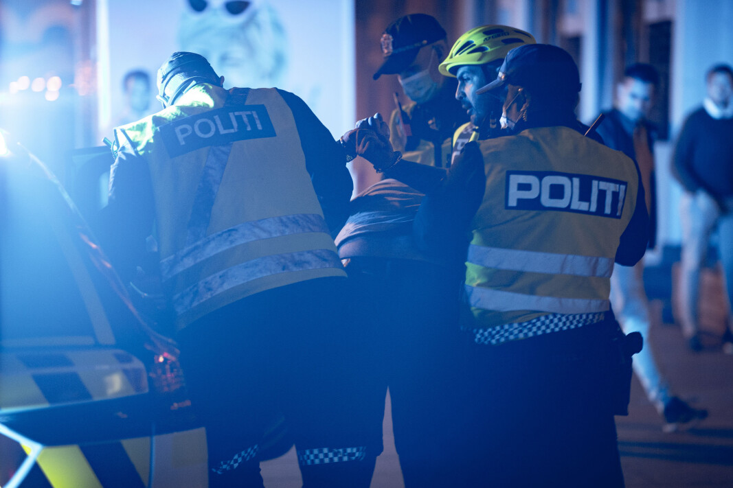 SLÅSSKJEMPE: En mann ble kjørt direkte i arresten etter slåssing på Bragernes Torg. SLÅSSKJEMPE: En mann ble kjørt direkte i arresten etter slåssing på Bragernes Torg.