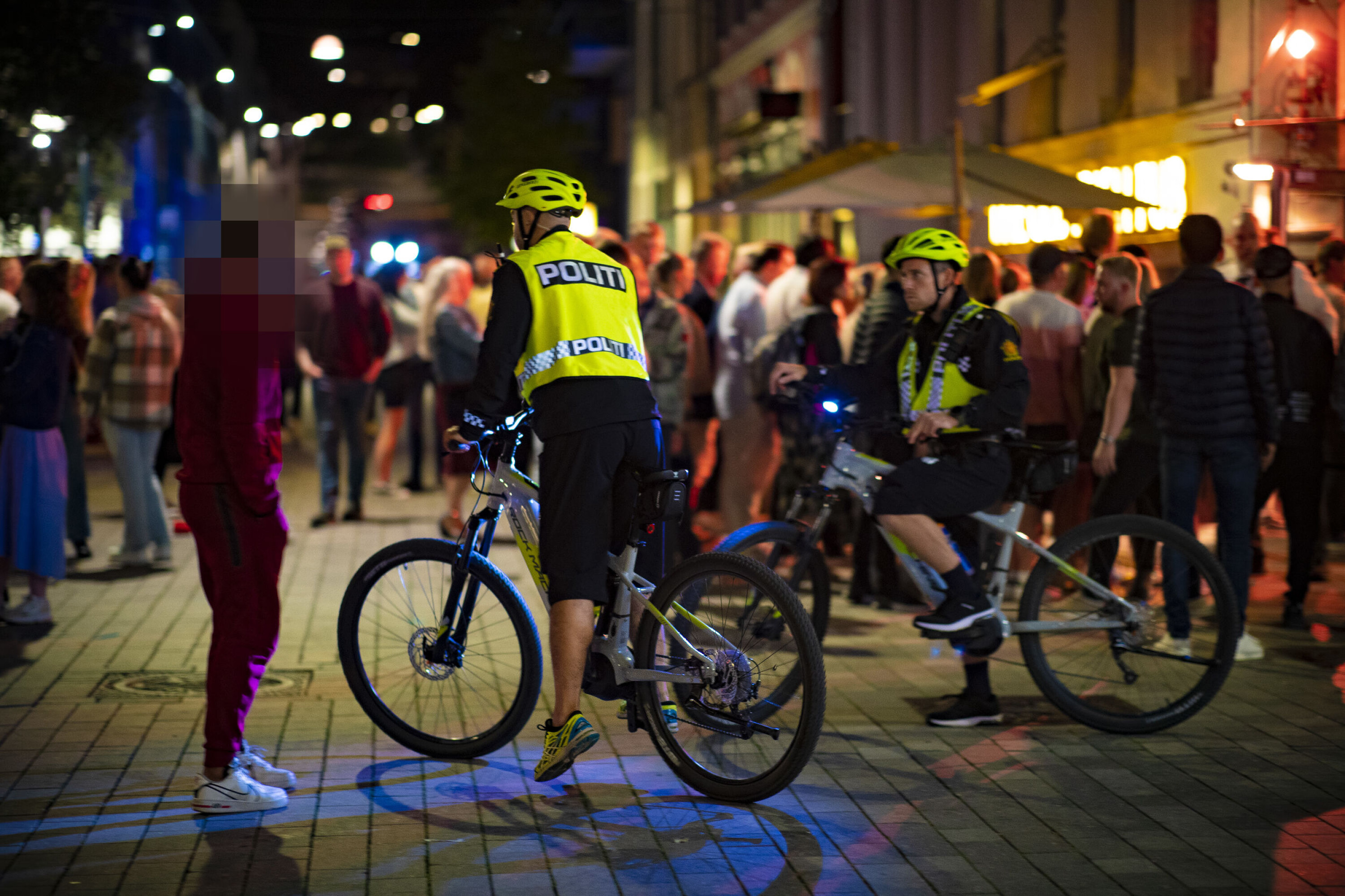 EL-SYKLER: Politiet har invester i elsykler som har vært brukt de siste ukene på ettermiddag og kvelder i sentrum, og har vært synlig tilstede under hele Elvefestivalen.