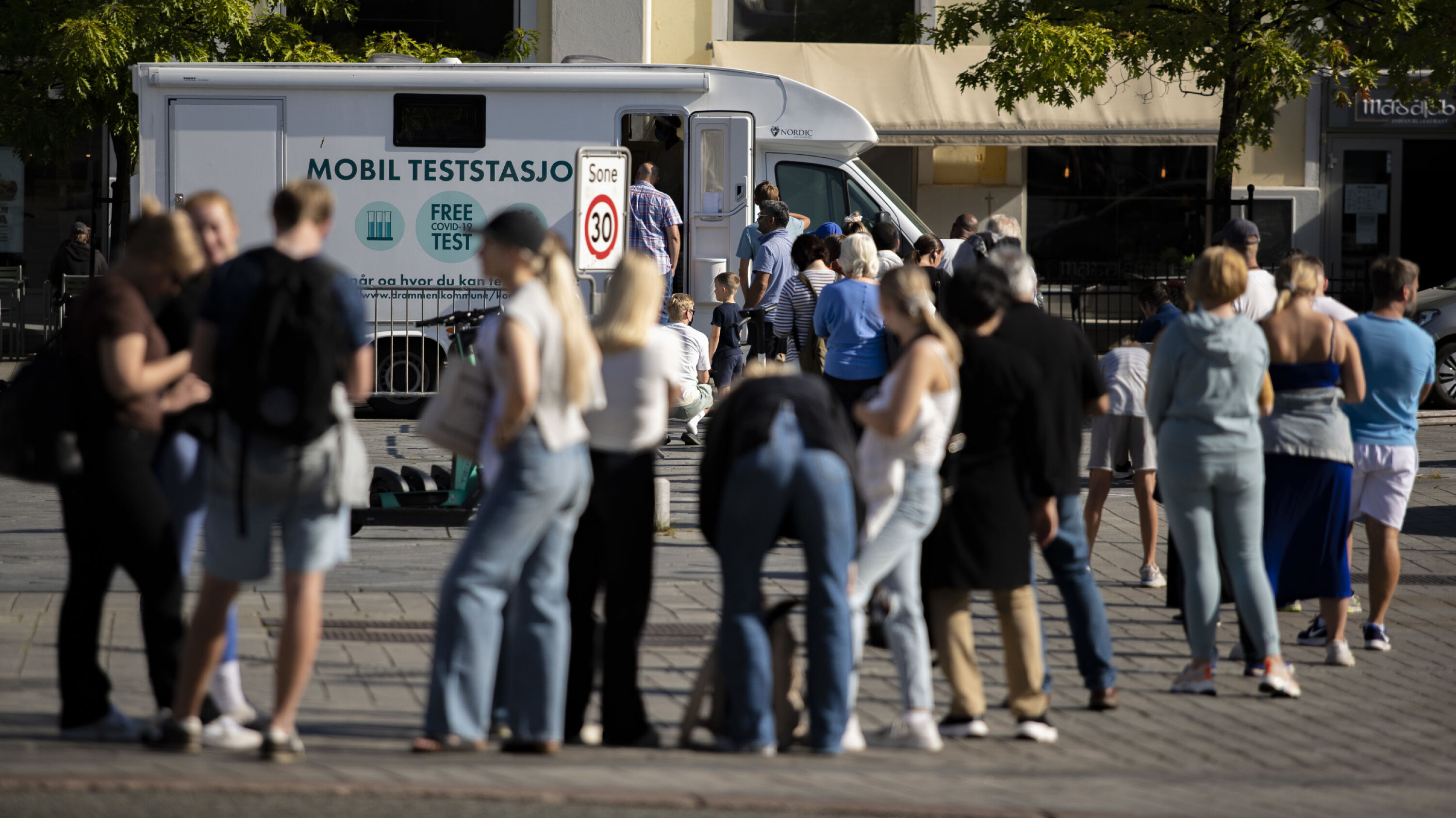 LANGE VENTETID: Mange ville benytte seg av drop-in-testingen på Strømsø Torg mandag. Flere DRM24 snakket med fortalte om over en time i kø.