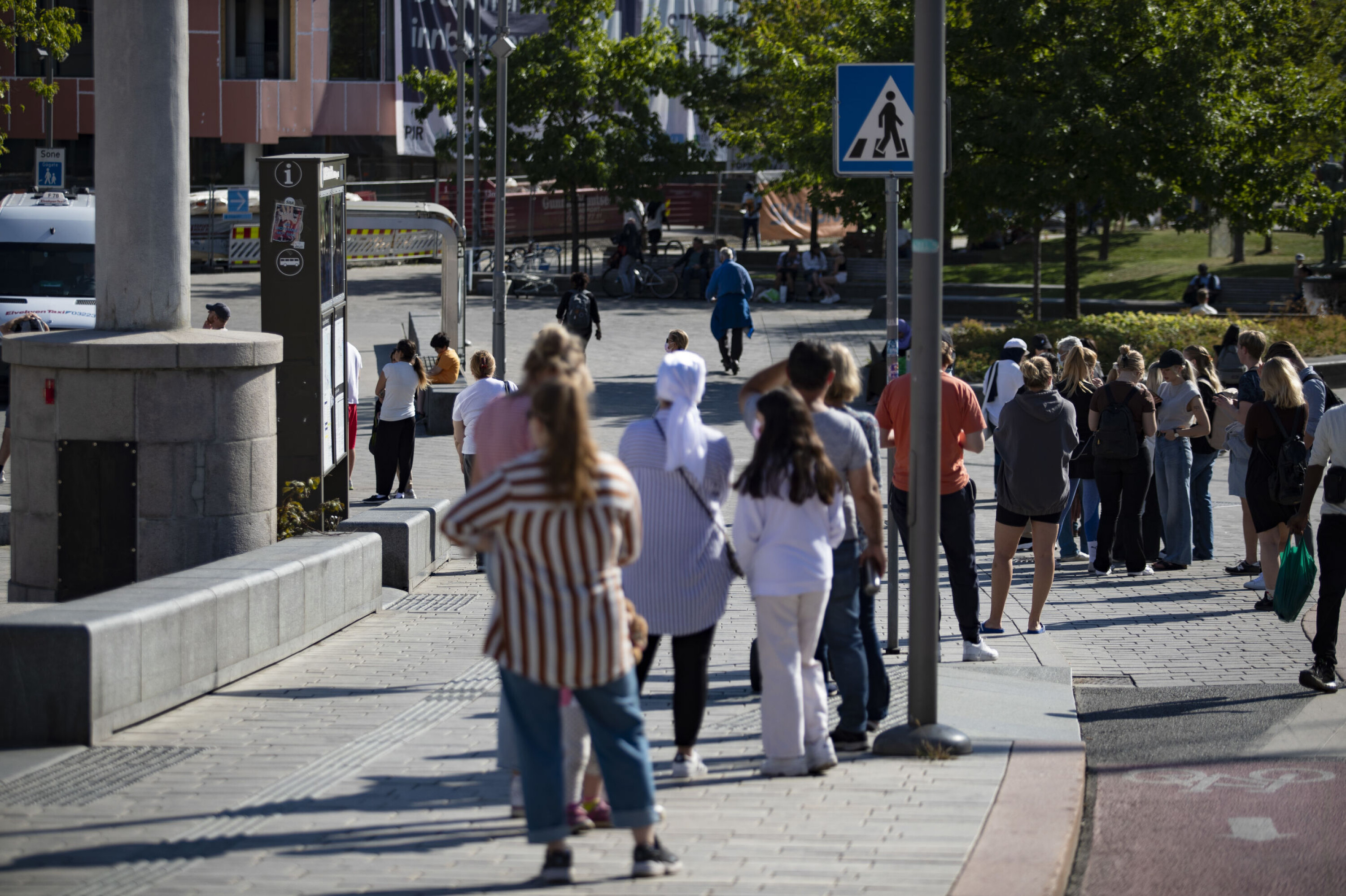 OPP PÅ BYBRUA: Mange med antatt corona-mistanke stod midt ute i det offentlige rom som følge av køene.