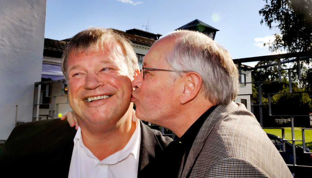 <span class=" italic" data-lab-italic_desktop="italic"><span class=" font-weight-bold" data-lab-font_weight_desktop="font-weight-bold">DET VAR EN GANG - SEPTEMBER 2009: </span>Martin Kolberg kysset daværende helseminister Bjarne Håkon Hanssen foran inngangen til Dynotomta i begeistring over at de rødgrønne lovet 250 millioner til å kjøpe sykehustomt på Gullaug. 12 år senere legges grunnstenen ned på Brakerøya</span> <span class=" italic" data-lab-italic_desktop="italic"><span class=" font-weight-bold" data-lab-font_weight_desktop="font-weight-bold">DET VAR EN GANG - SEPTEMBER 2009: </span>Martin Kolberg kysset daværende helseminister Bjarne Håkon Hanssen foran inngangen til Dynotomta i begeistring over at de rødgrønne lovet 250 millioner til å kjøpe sykehustomt på Gullaug. 12 år senere legges grunnstenen ned på Brakerøya</span>