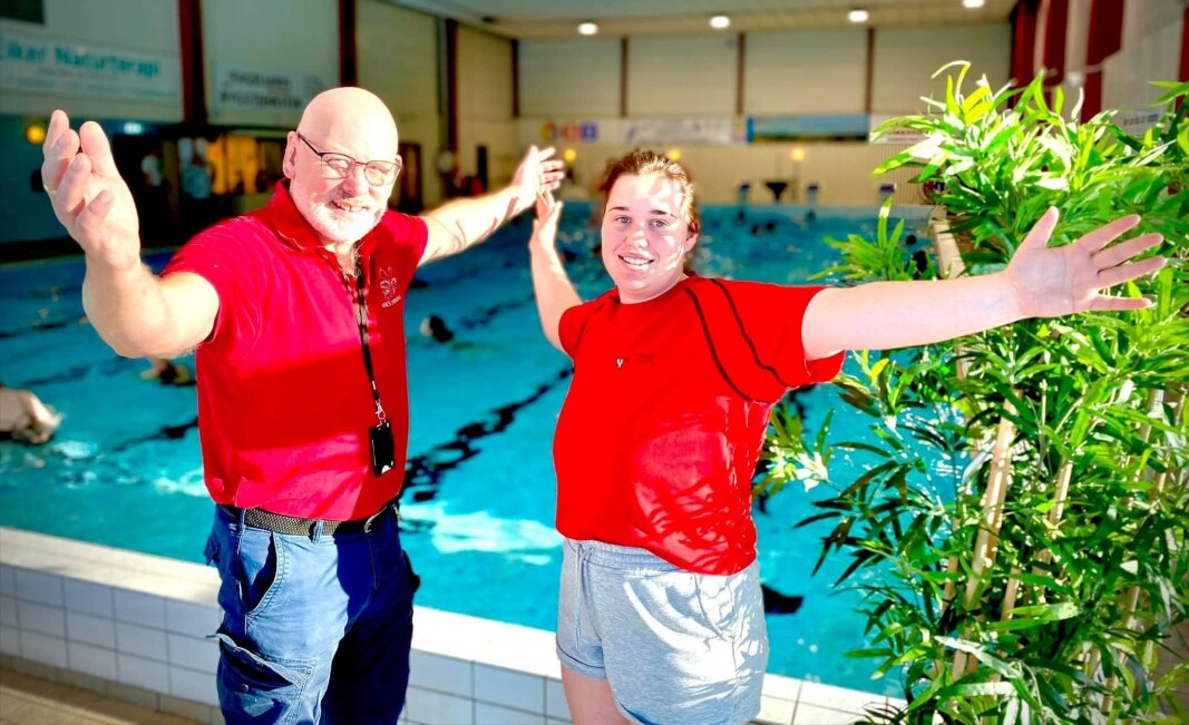 Badebestyrer Odd Henry Skaar og instruktør og badebetjent Elisabeth Thorsen Yttre ønsker badegjestene velkommen. Badebestyrer Odd Henry Skaar og instruktør og badebetjent Elisabeth Thorsen Yttre ønsker badegjestene velkommen.