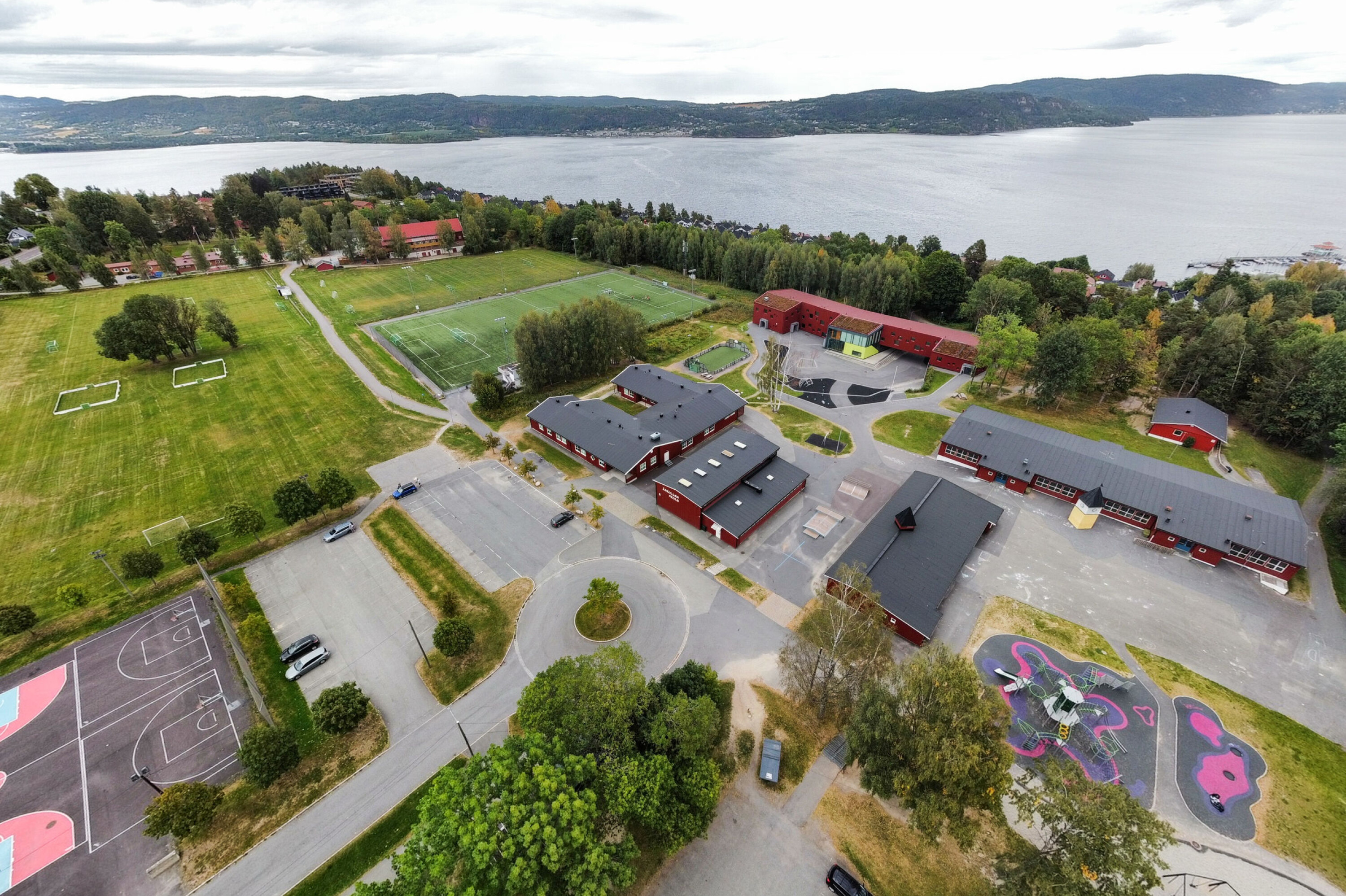 ÅSKOLLEN: Dagens skoleområde, hvor det skal bygges ny ungdomsskole i samme område.