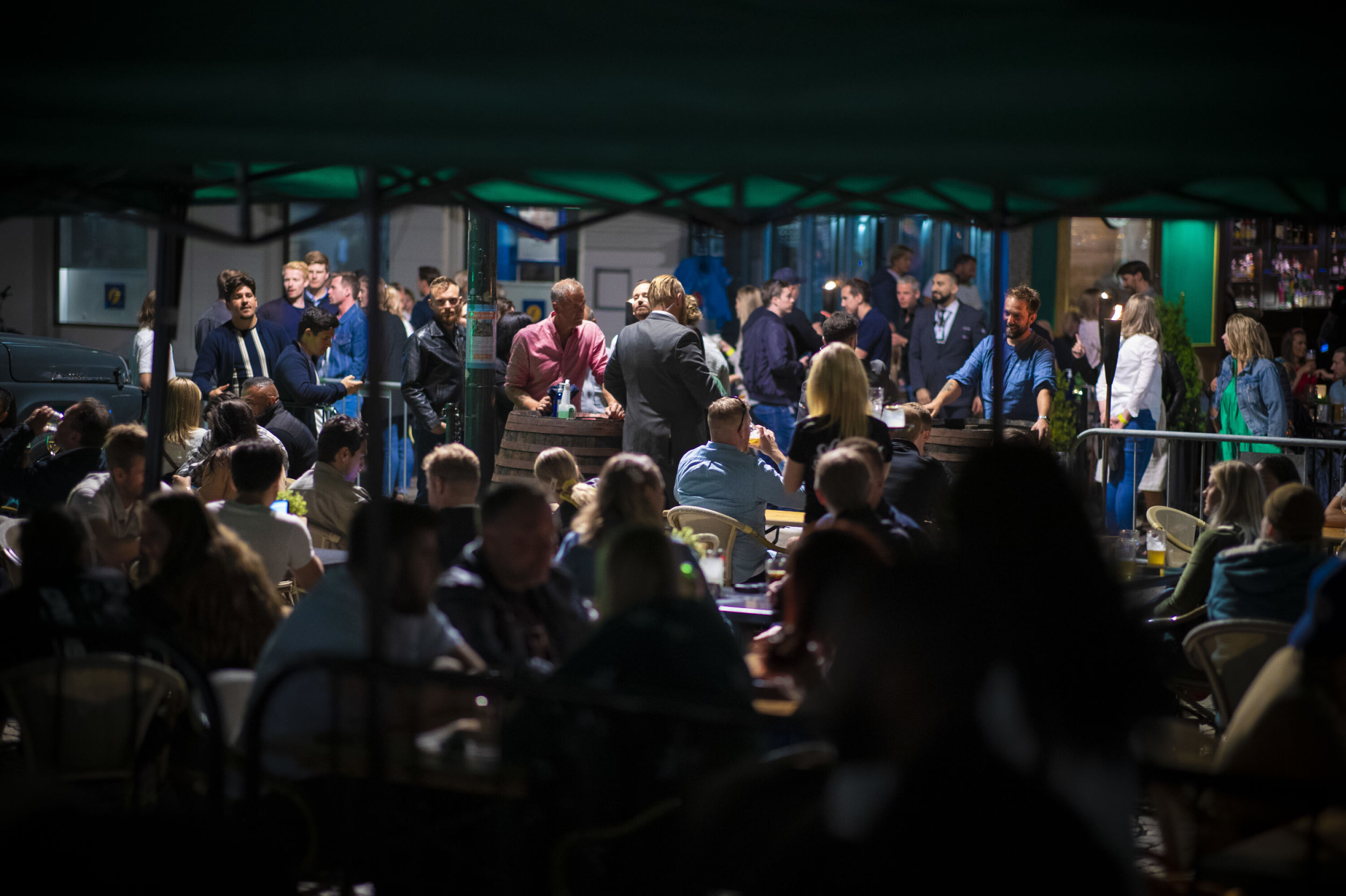 OVERHOLDT IKKE AVSTANDSKRAVENE: Her fra uteservering på Bragernes Torg under Elvefestivalen fredag kveld.