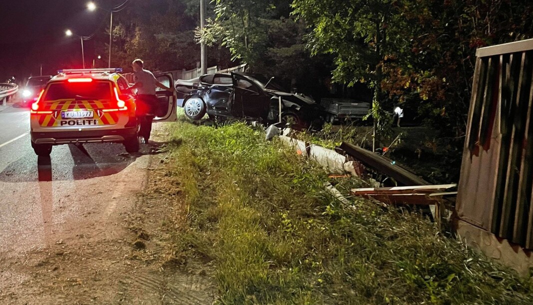 VOLDSOM KRASJ: Slik endte ferden for en BMW på Kirkelinna på Tranby. VOLDSOM KRASJ: Slik endte ferden for en BMW på Kirkelinna på Tranby.