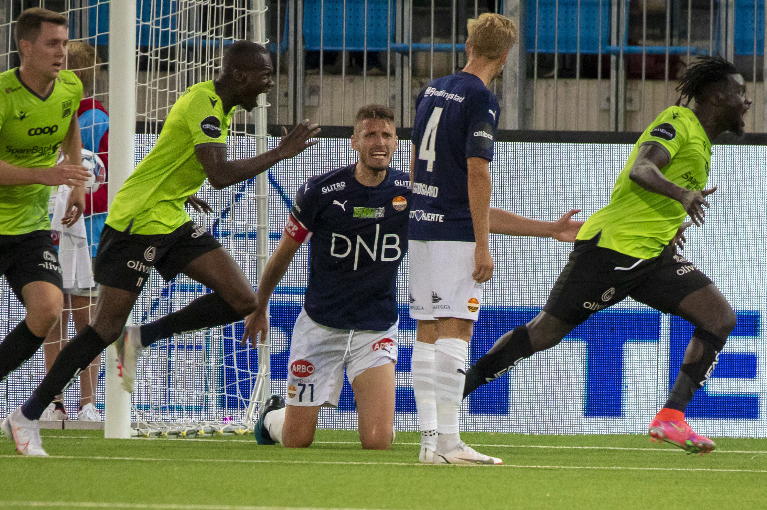 FORTVILTE: Det ble et surt tap for kaptein Gustav Valsvik og debutant Thomas Grøgaard i Godset-forsvaret, mens eks-Godset Moses Mawa jublet hemningsløst for seier foran SIF-fansen.
