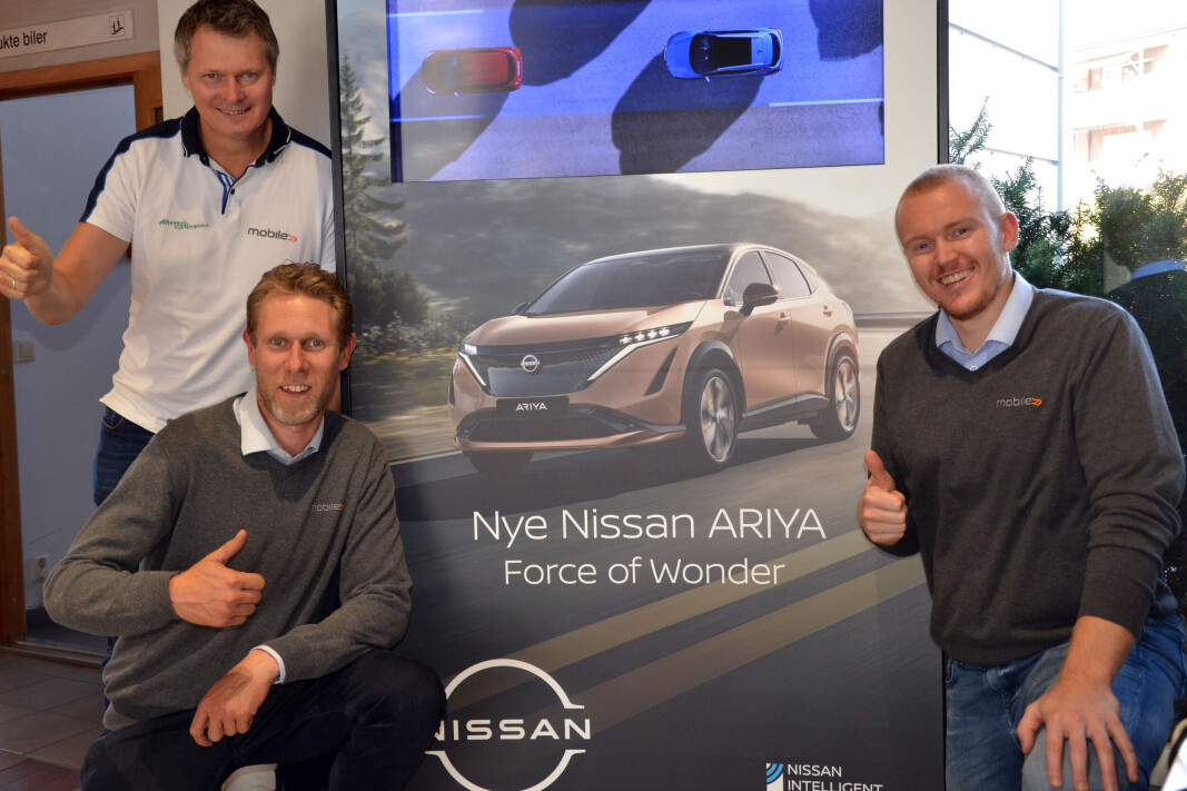 SELGES UPRØVD: Tom Erik Moen (stående), Marius Sørum (t.v.) og selger Eirik Hunsrød Skau kan foreløpig bare vise frem en plakat av Nissan Ariya, og gleder seg stort til de kan vise frem bilen live i butikken! SELGES UPRØVD: Tom Erik Moen (stående), Marius Sørum (t.v.) og selger Eirik Hunsrød Skau kan foreløpig bare vise frem en plakat av Nissan Ariya, og gleder seg stort til de kan vise frem bilen live i butikken!