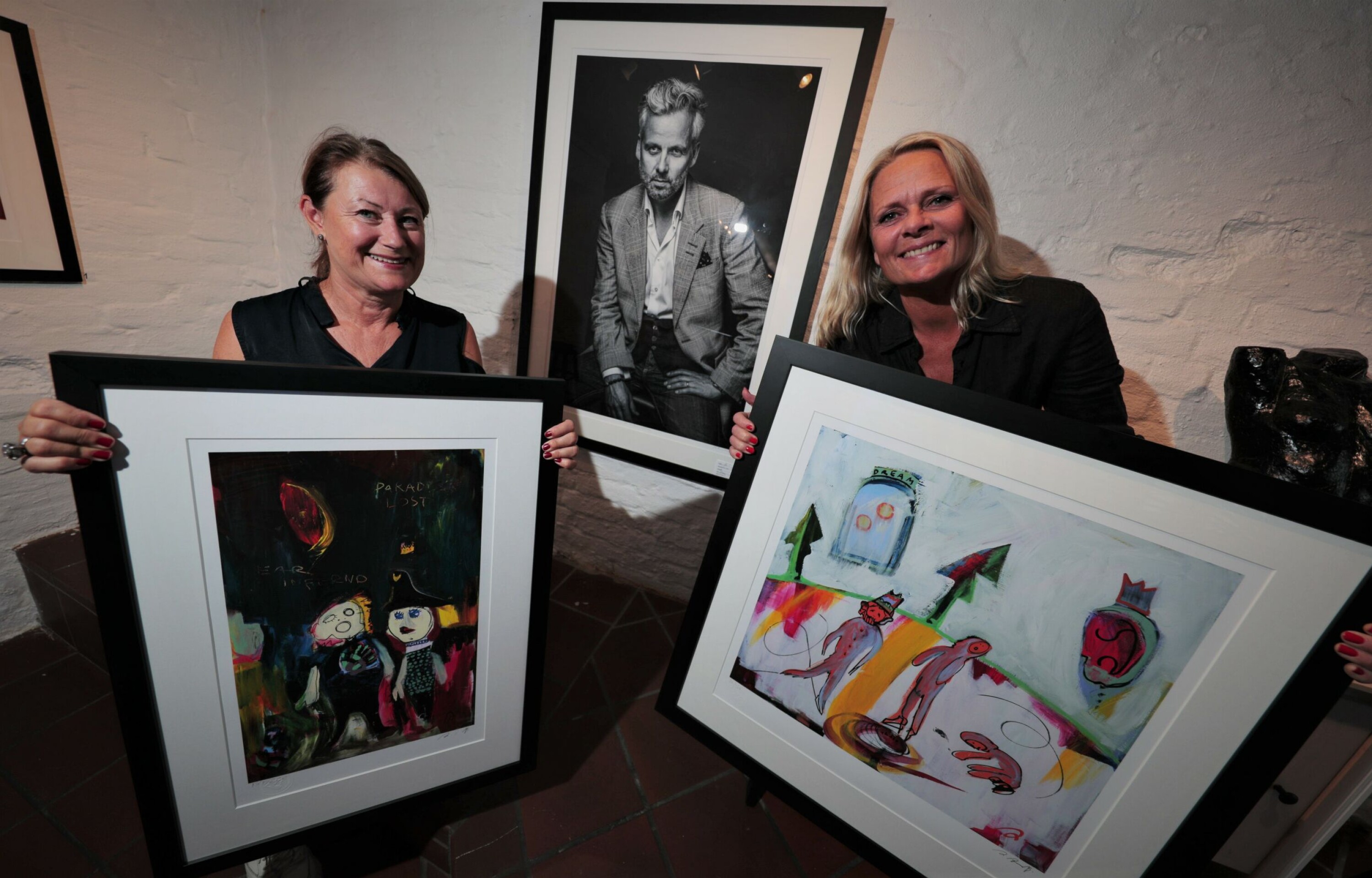 GLEDER SEG: Galleri-eier Solveig Paulsrud og gallerist Nina Hovde med det populære «Paradise Lost» og det mer ukjente «Dream 2».