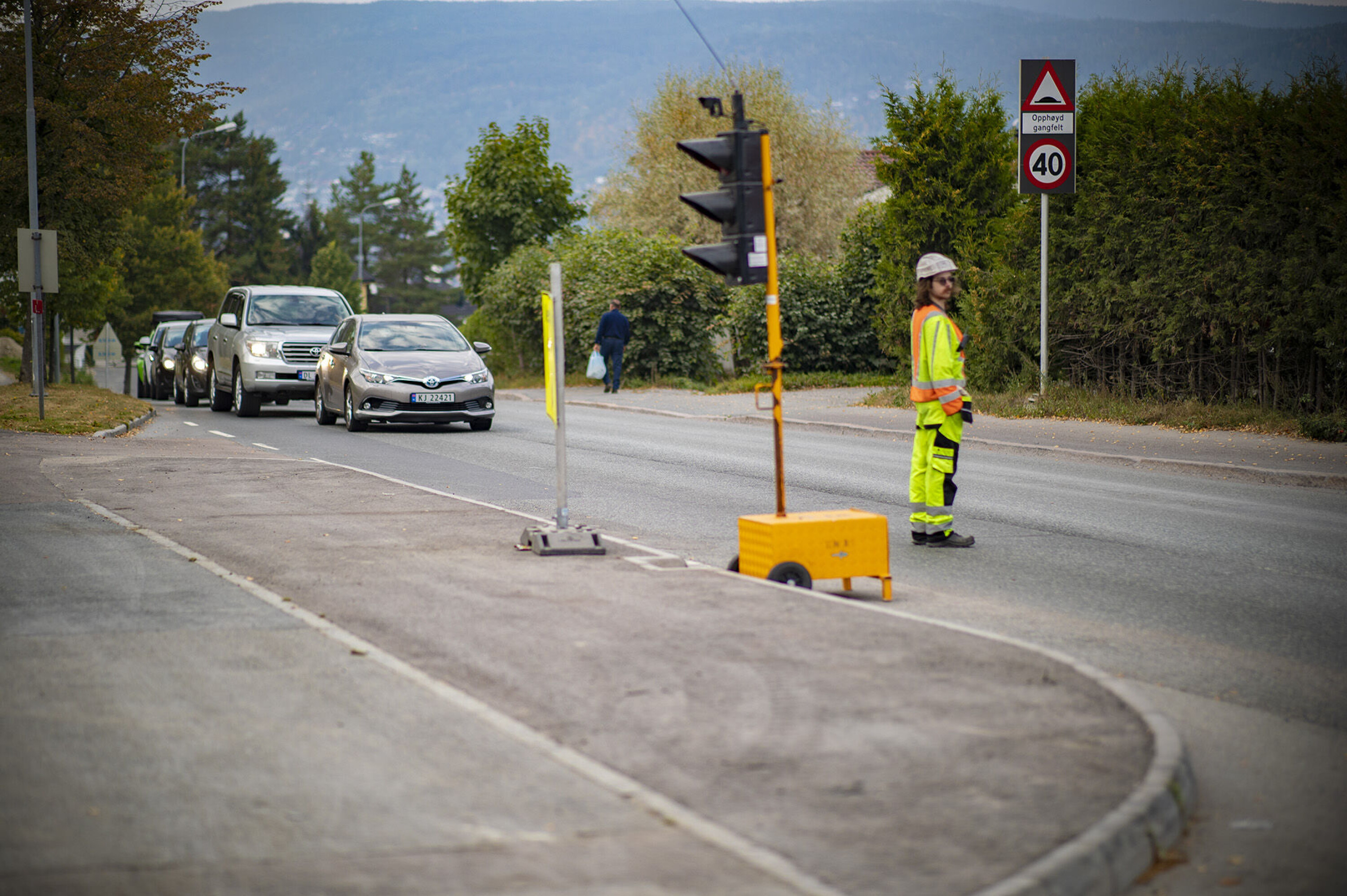 MANUELL DIRIGERING: Skaper lange køer i rushtrafikken.