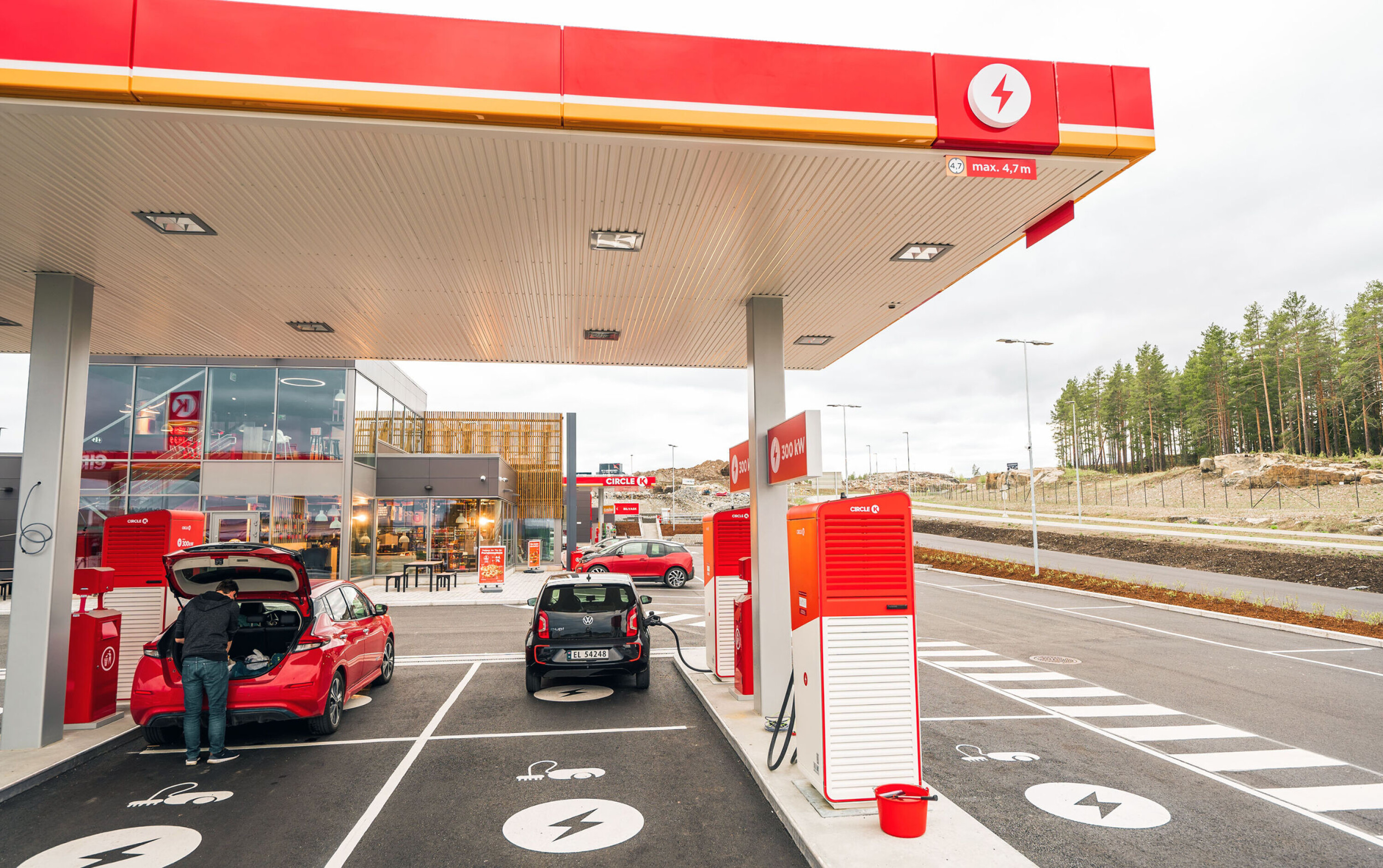 Circle K Kongsbergporten: Folk vil ha et servicetilbud og litt komfort når de lader. Noe så enkelt som et tak over ladestasjonen bør være et minstekrav, mener NAF.