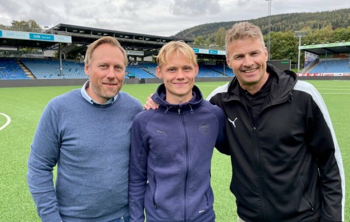 <span class=" italic" data-lab-italic_desktop="italic">Pappa Knut Anders Gulliksen (t.v.) var også på plass da junior forlenget kontrakten med Strømsgodset og Jostein Flo mandag.</span> <span class=" italic" data-lab-italic_desktop="italic">Pappa Knut Anders Gulliksen (t.v.) var også på plass da junior forlenget kontrakten med Strømsgodset og Jostein Flo mandag.</span>