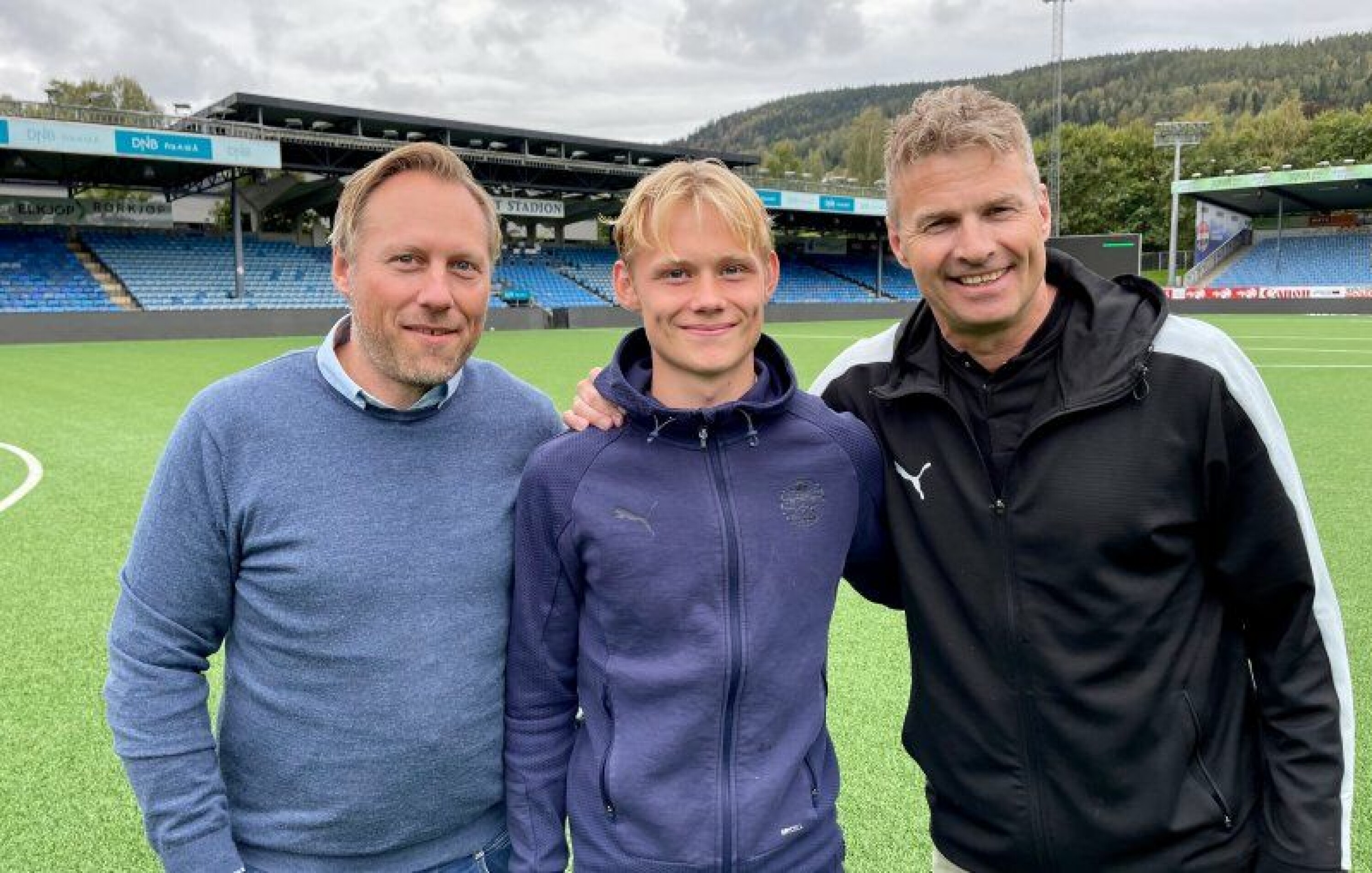 Pappa Knut Anders Gulliksen (t.v.) var også på plass da junior forlenget kontrakten med Strømsgodset og Jostein Flo mandag.