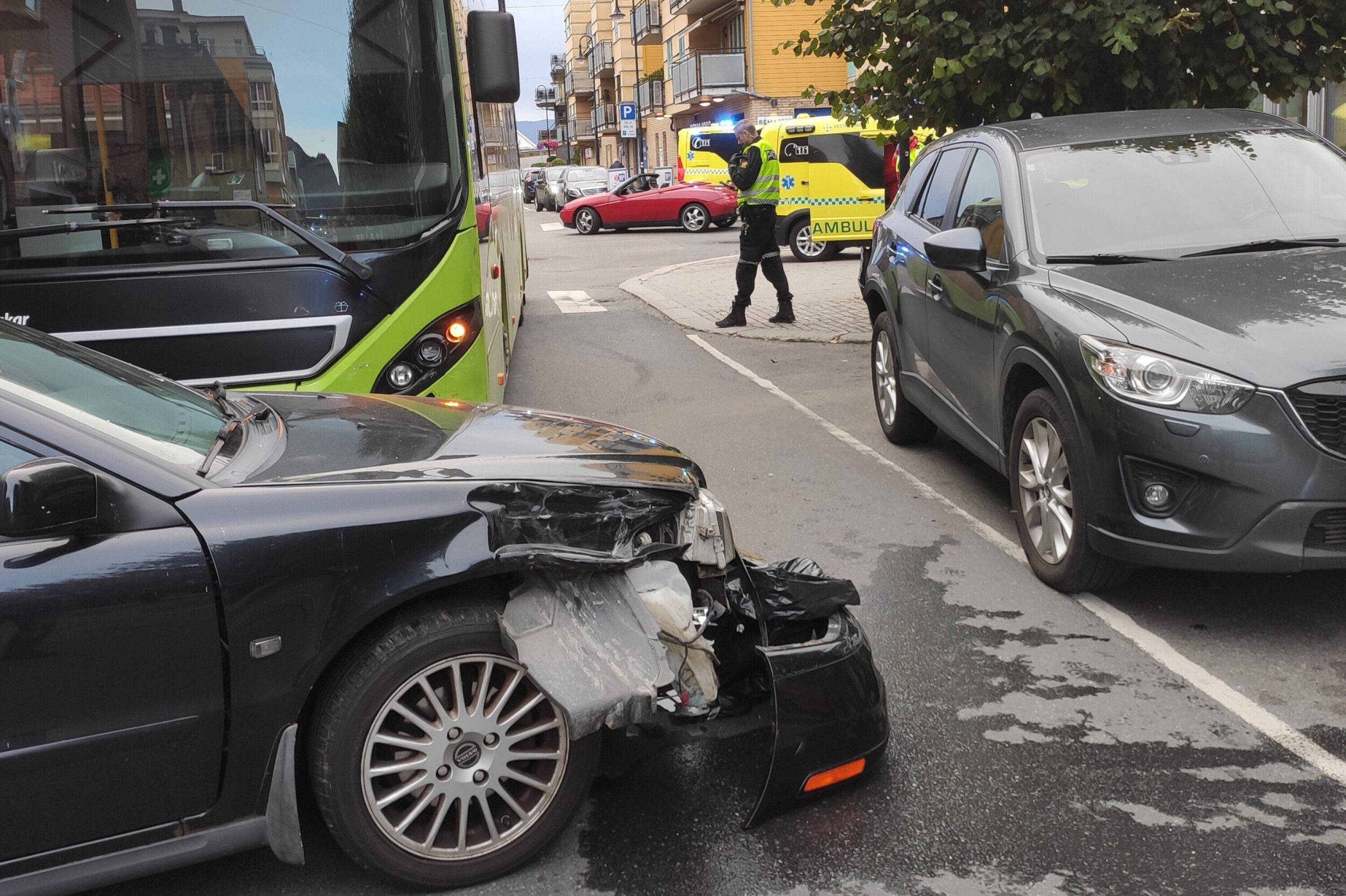 Fire kjøretøy involvert i buss-krasj