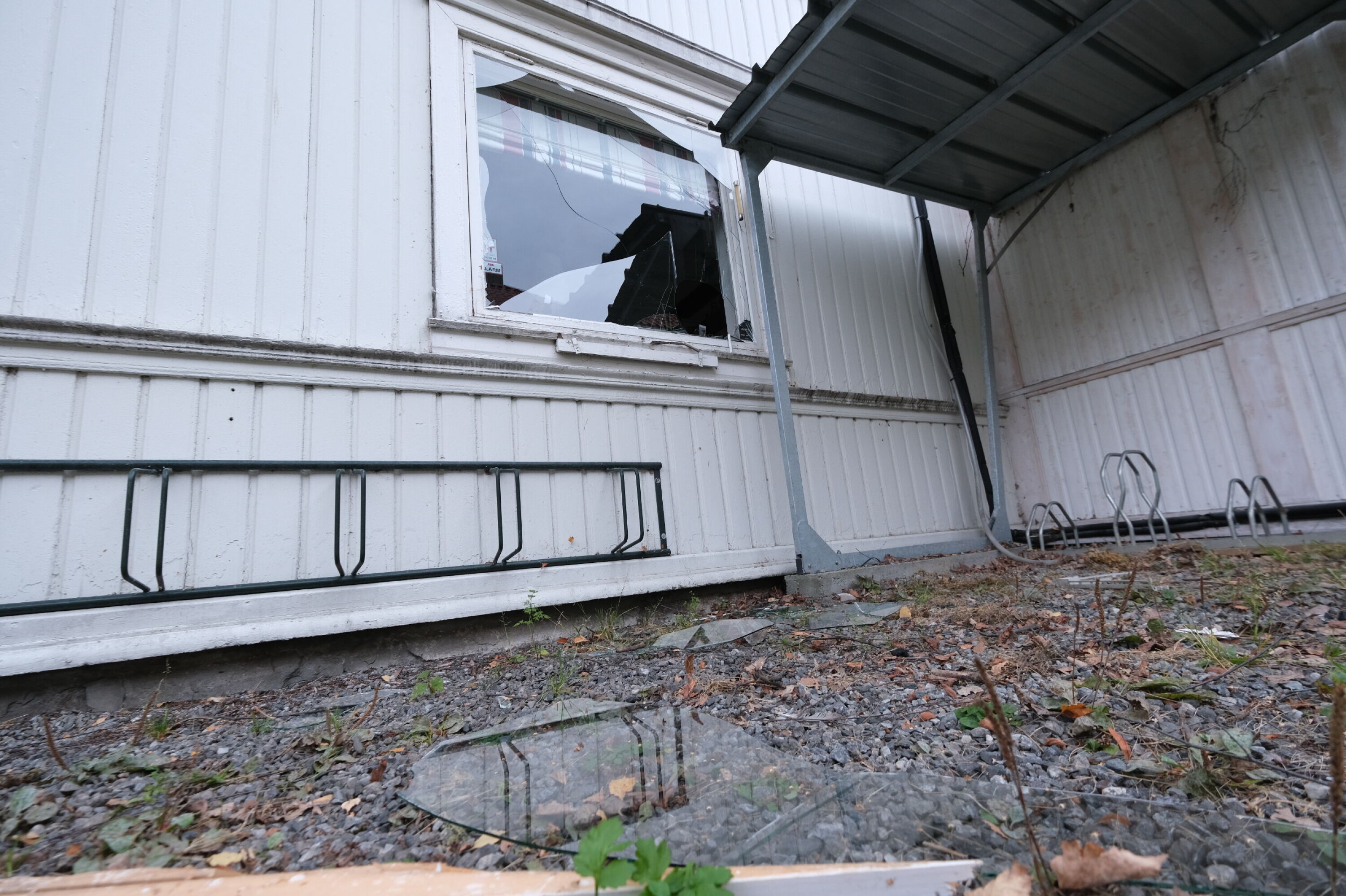 Aggressiv mann knuste ruter i sentrum med stein