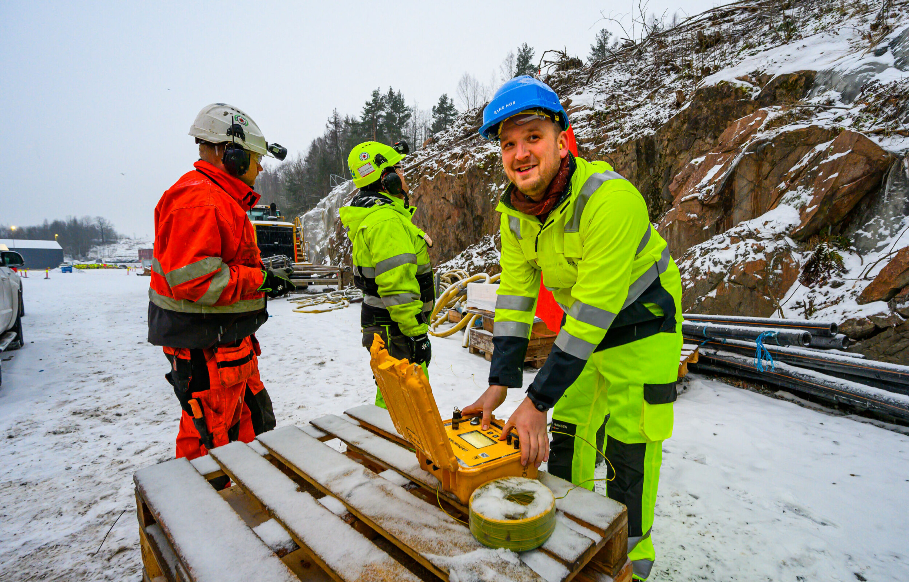 Daværernde samferdselsminister Jon Georg Dale fyrte av første dynamittsalve for den nye tunnelen i desember 2019. To år senere er fjelldelen av tunnelen og en million tonn stein sprengt og kjørt ut.