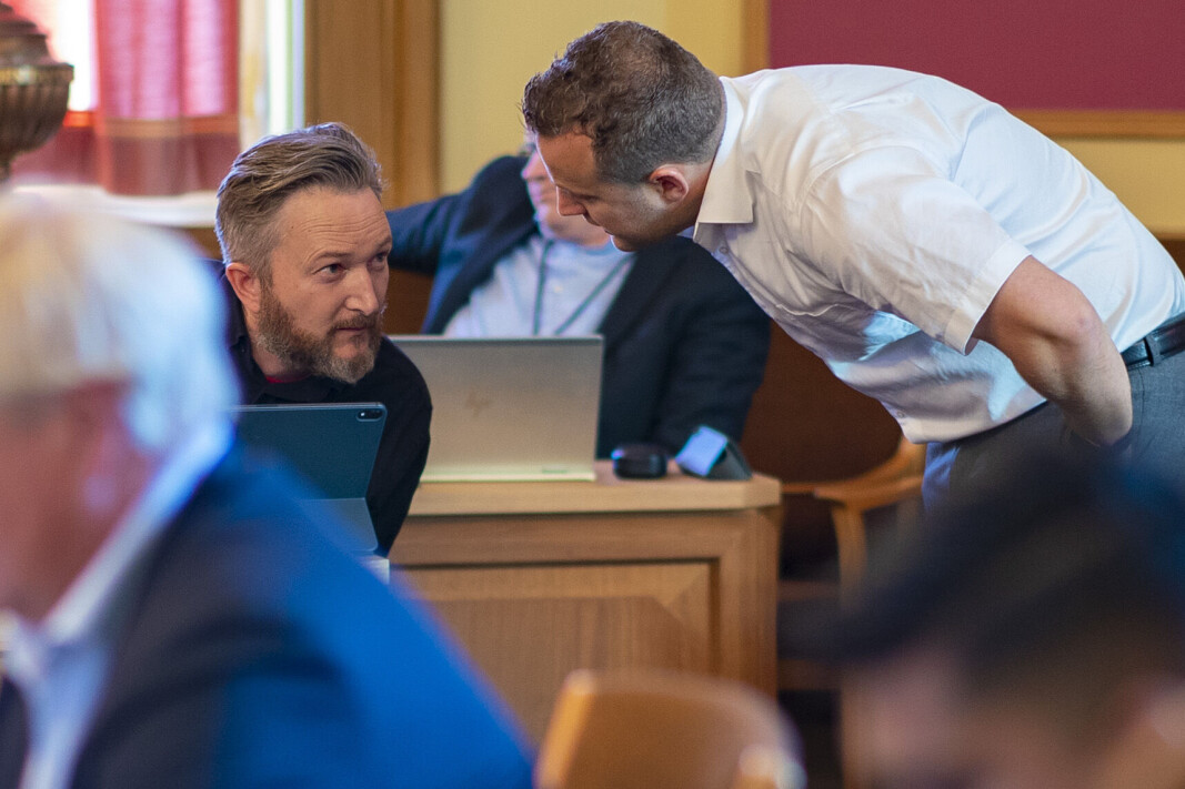 SJELDEN SAMSTEMTHET: Ytterste venstre og ytterste høyre ved Jørgen Harboe Wilhelmsen (R) og Lavrans Kieriulf (Frp) fant tonen i kommunestyret tirsdag. SJELDEN SAMSTEMTHET: Ytterste venstre og ytterste høyre ved Jørgen Harboe Wilhelmsen (R) og Lavrans Kieriulf (Frp) fant tonen i kommunestyret tirsdag.