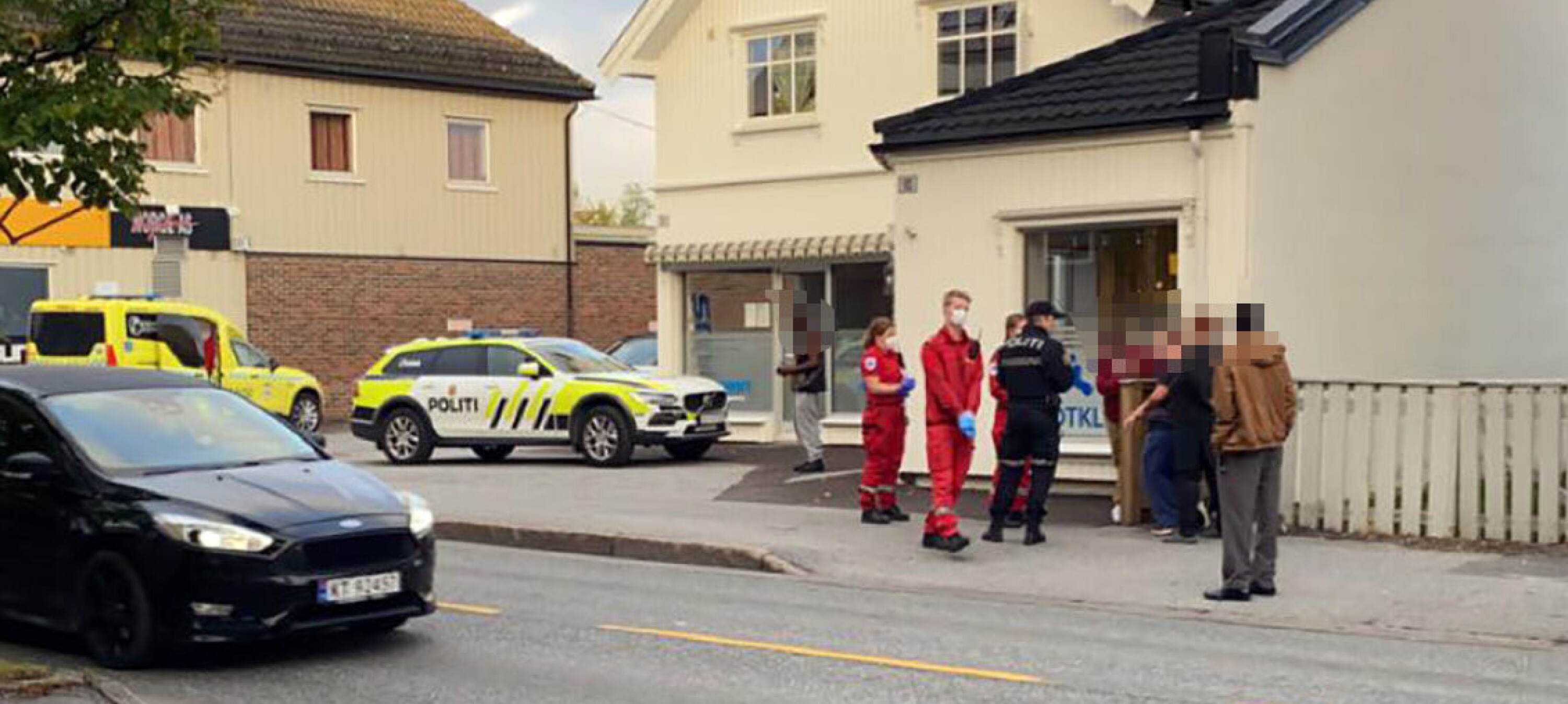 Kvinner startet dagen med slåssing på åpen gate
