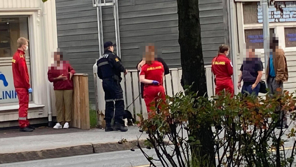 Kvinner startet dagen med slåssing på åpen gate