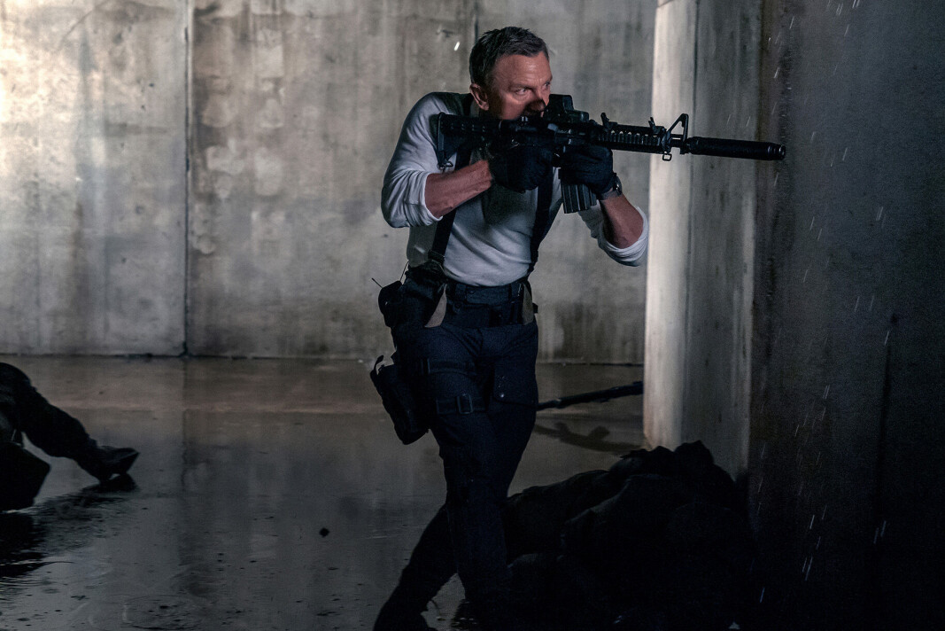 James Bond har byttet ut Walther-pistolen med litt mer slagkraft. James Bond har byttet ut Walther-pistolen med litt mer slagkraft.