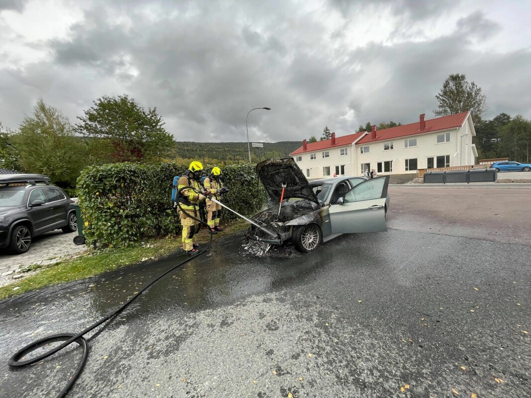 VRAK: Bilen, en eldre BMW 3-serie, ble helt utbrent i motorrommet hvor brannen skal ha startet. VRAK: Bilen, en eldre BMW 3-serie, ble helt utbrent i motorrommet hvor brannen skal ha startet.