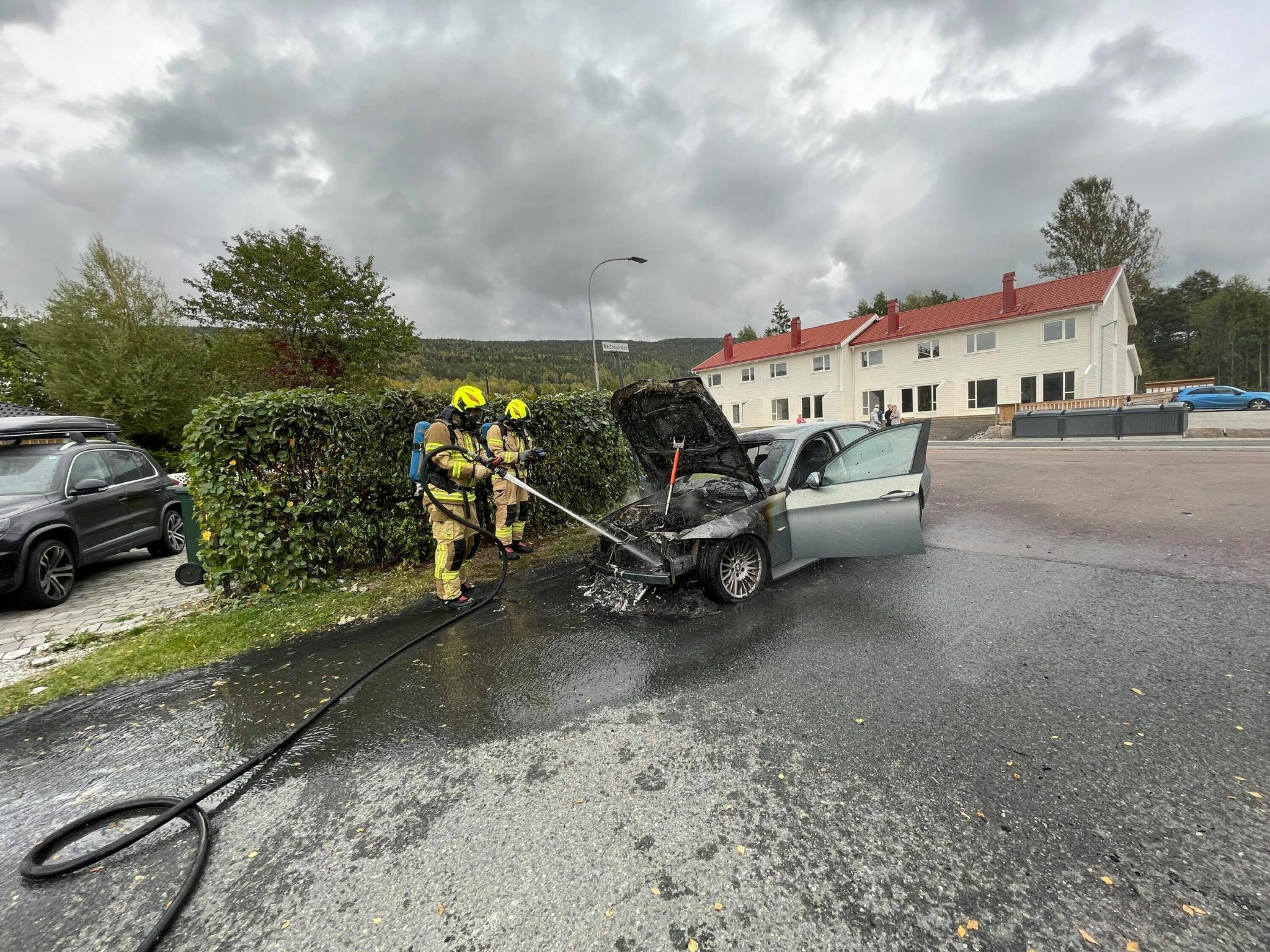 VRAK: Bilen, en eldre BMW 3-serie, ble helt utbrent i motorrommet hvor brannen skal ha startet.