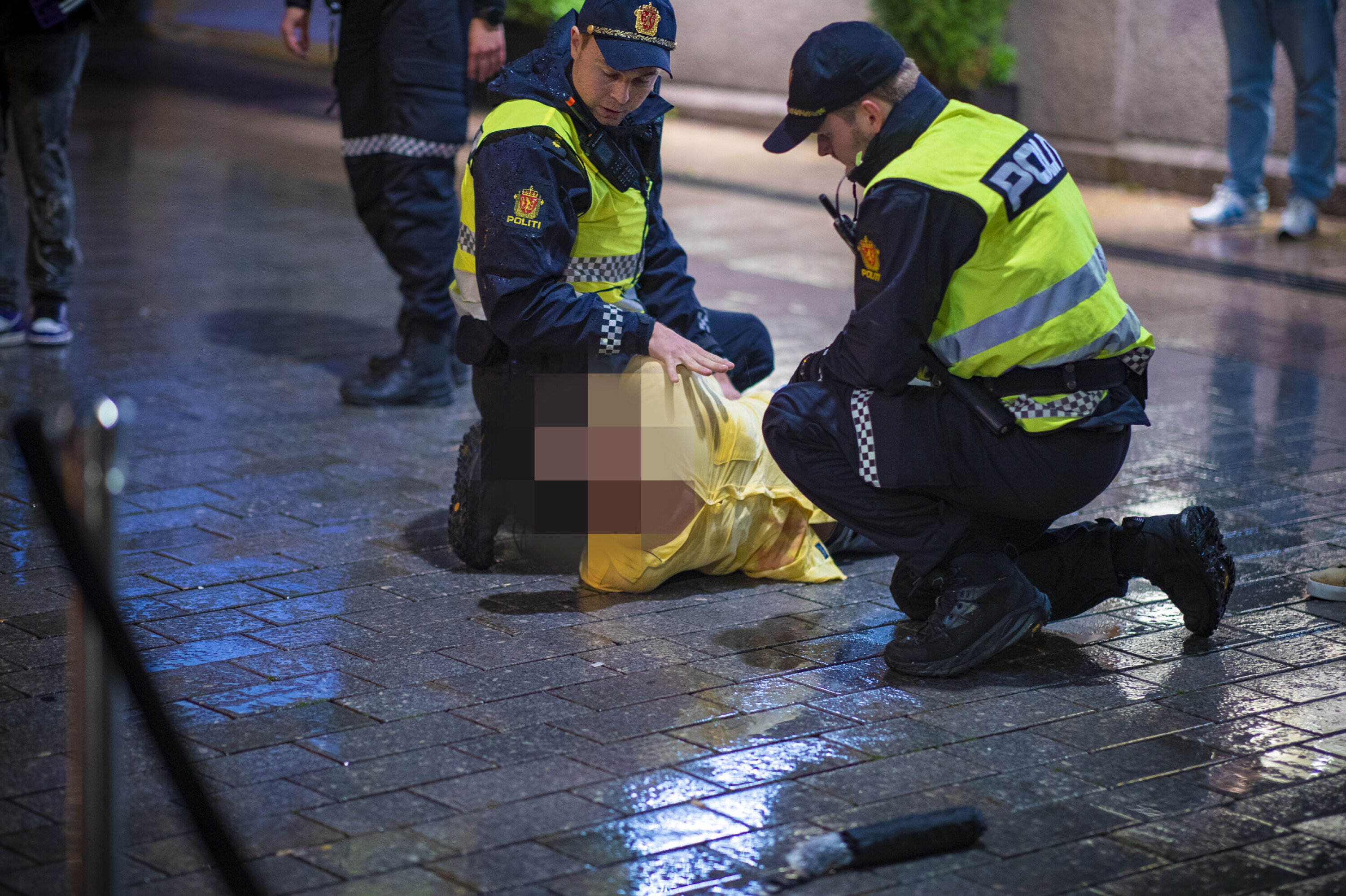 LAGT I JERN: Her har politiet fått kontroll på en lite samarbeidsvillig pubgjest, som fikk et ublidt møte med klissvåt drammensgranitt.