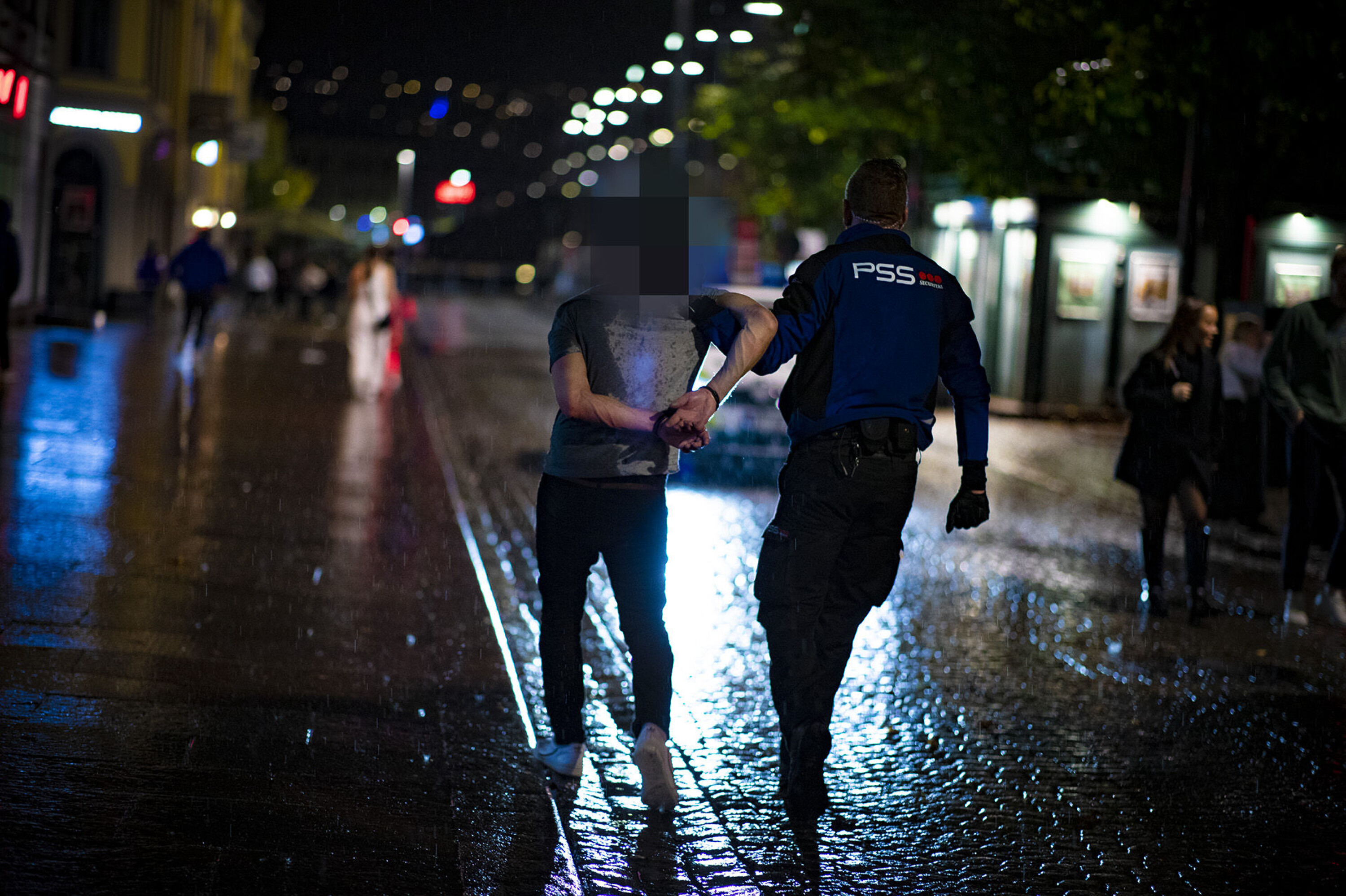 OVERLEVERT POLITIET: En mann er påsatt håndjern av en ordensvakt og blir overlevert politiet etter ordensforstyrrelser på Bragernes Torg.