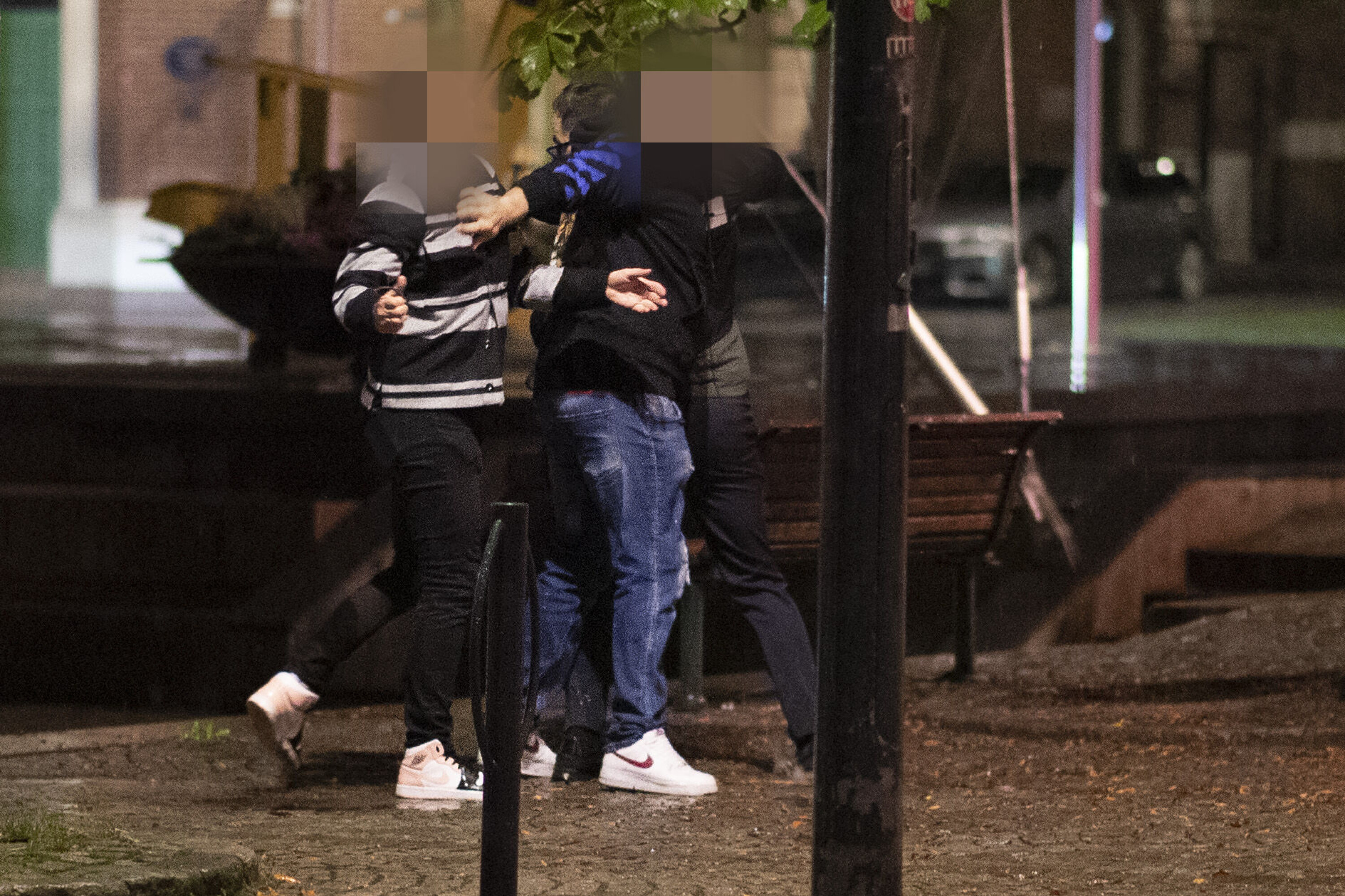 SLÅSS PÅ TORGET: To menn barket sammen mens en tredje prøvde å gå imellom.