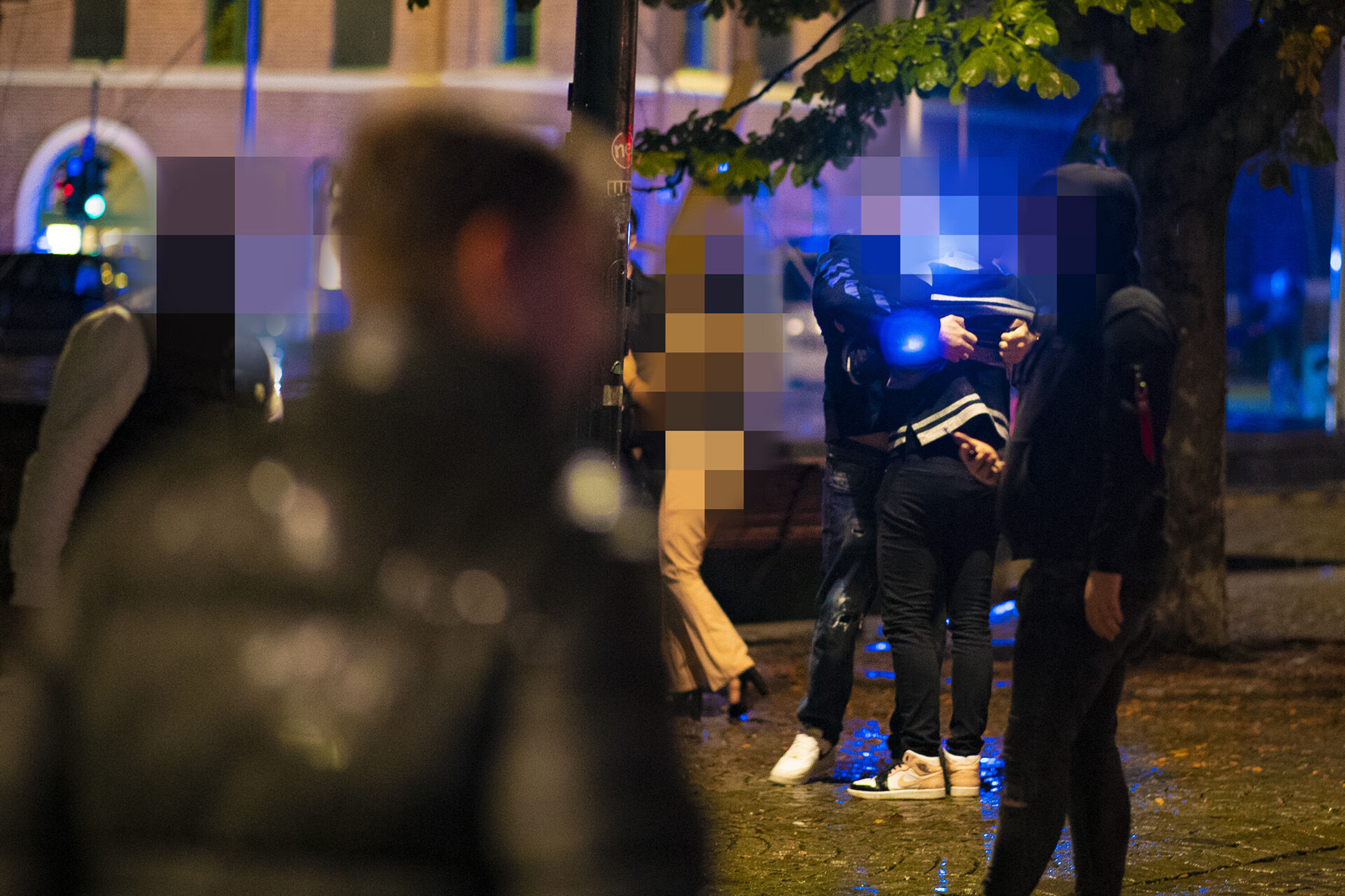 FIKK STOPPET BASKETAK: En mann forhindret at slåssingen utartet seg. Deretter kom politiet og fikk kontroll på situasjonen.