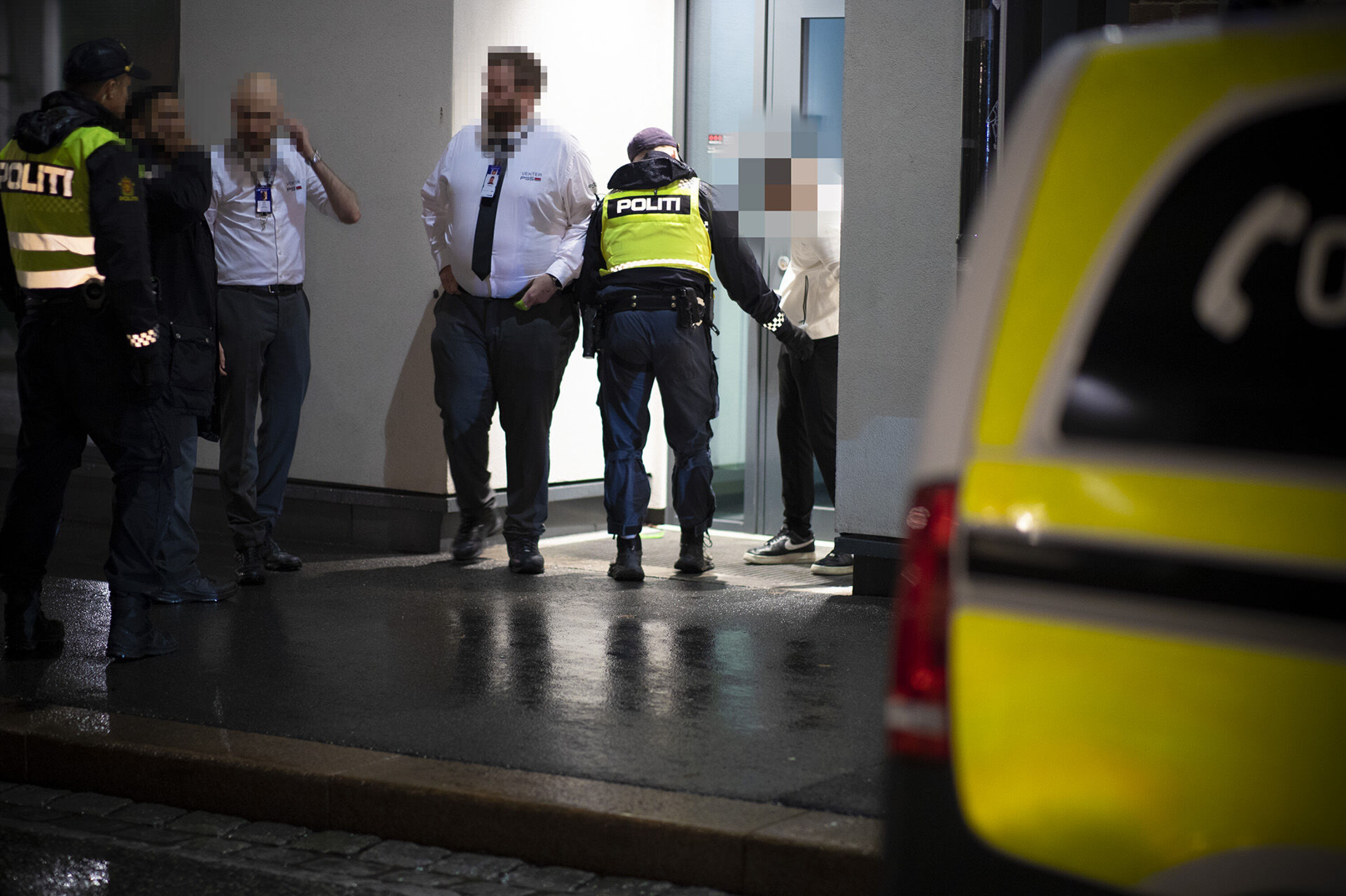 SLÅSSING I ENGENE: Her har politi og dørvakter kontroll på en av de involverte partene etter en ordensforstyrrelse ved nattklubben The Box rundt stengetid.