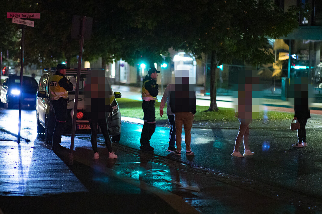 <span class=" italic" data-lab-italic_desktop="italic"><span class=" font-weight-bold" data-lab-font_weight_desktop="font-weight-bold">KEBAB-KRANGEL:</span> 10-15 personer barket sammen med amper stemning og knuffing utenfor gatekjøkkenet Sydney's etter stengetid. Partene ble sendt hvert til sitt uten ytterligere forføyninger.</span> <span class=" italic" data-lab-italic_desktop="italic"><span class=" font-weight-bold" data-lab-font_weight_desktop="font-weight-bold">KEBAB-KRANGEL:</span> 10-15 personer barket sammen med amper stemning og knuffing utenfor gatekjøkkenet Sydney's etter stengetid. Partene ble sendt hvert til sitt uten ytterligere forføyninger.</span>