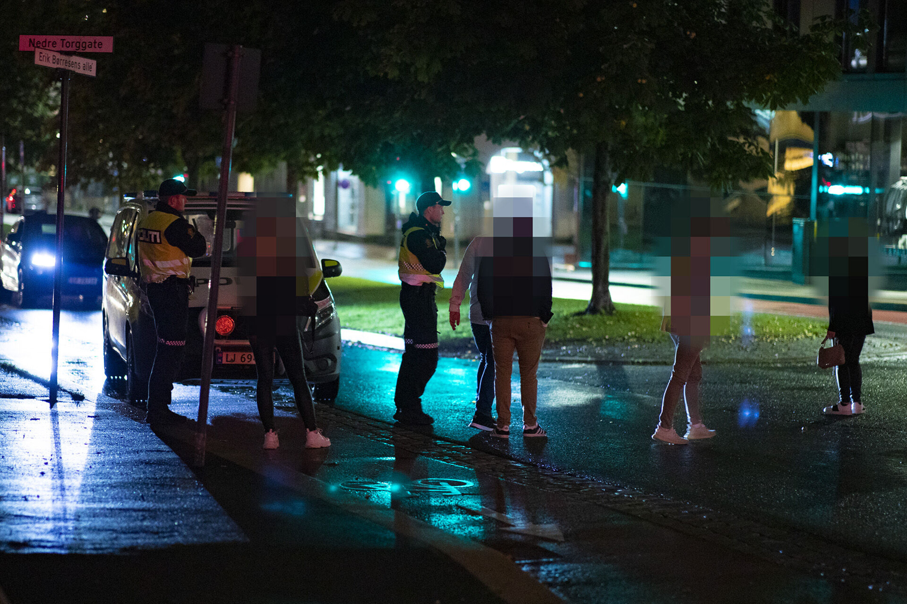 KEBAB-KRANGEL: 10-15 personer barket sammen med amper stemning og knuffing utenfor gatekjøkkenet Sydney's etter stengetid. Partene ble sendt hvert til sitt uten ytterligere forføyninger.