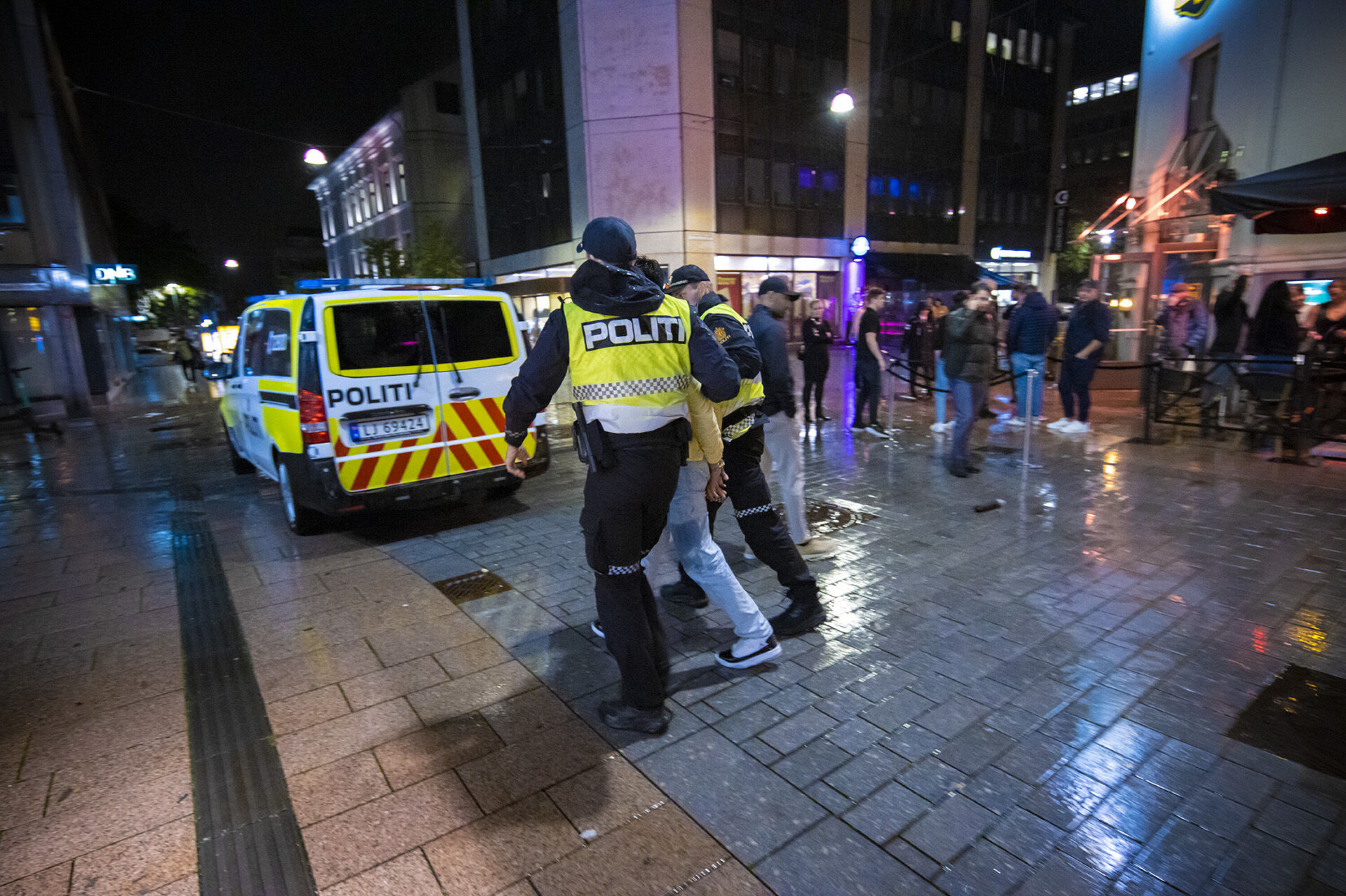 ARRESTEN NESTE: Ung mann fikk «rødt kort» av politiet etter en situasjon utenfor Old Irish Pub.