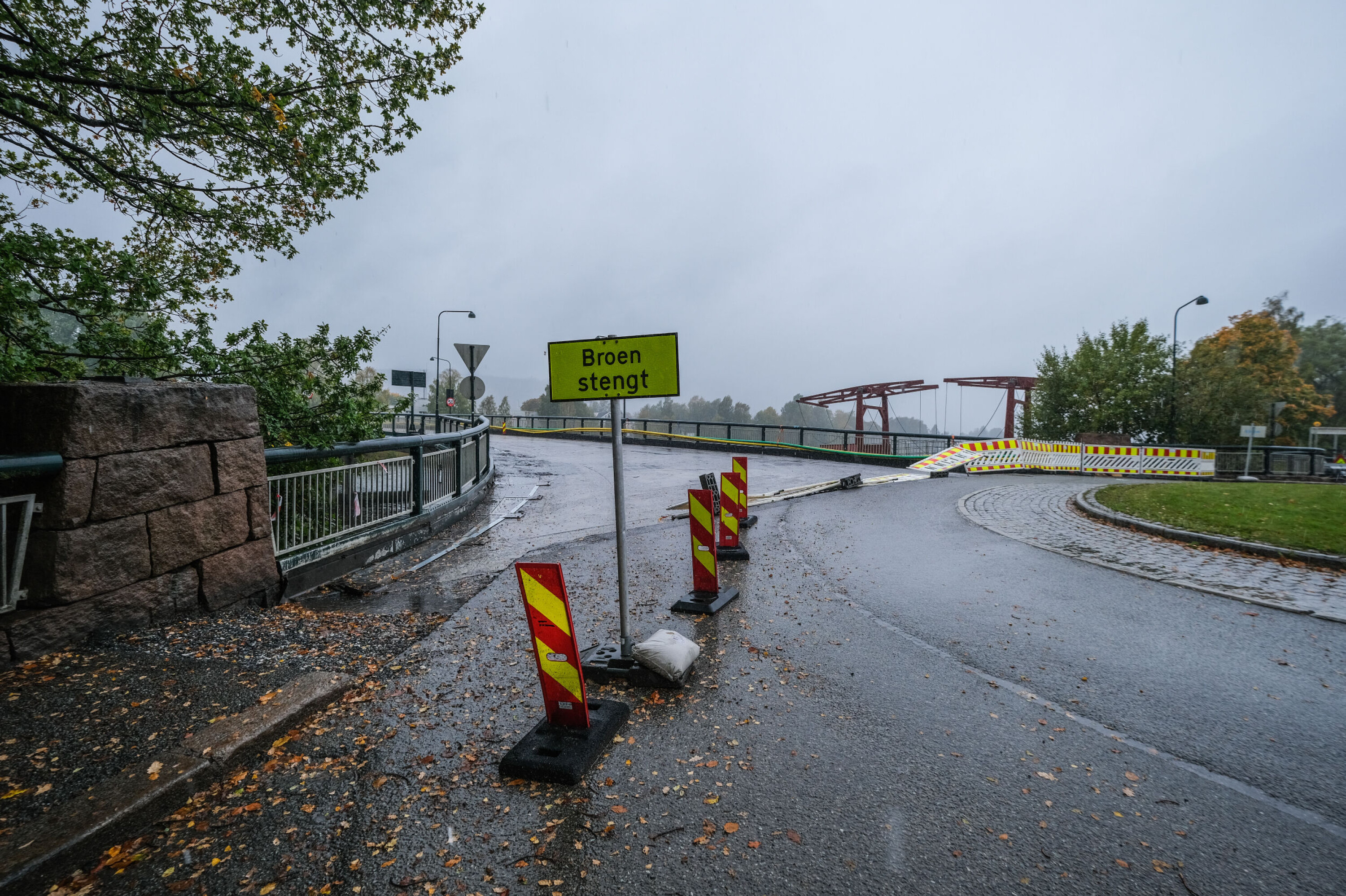 TATT AV VINDEN: Veisperringene ved Landfalløybrua hadde blåst ned søndag ettermiddag.